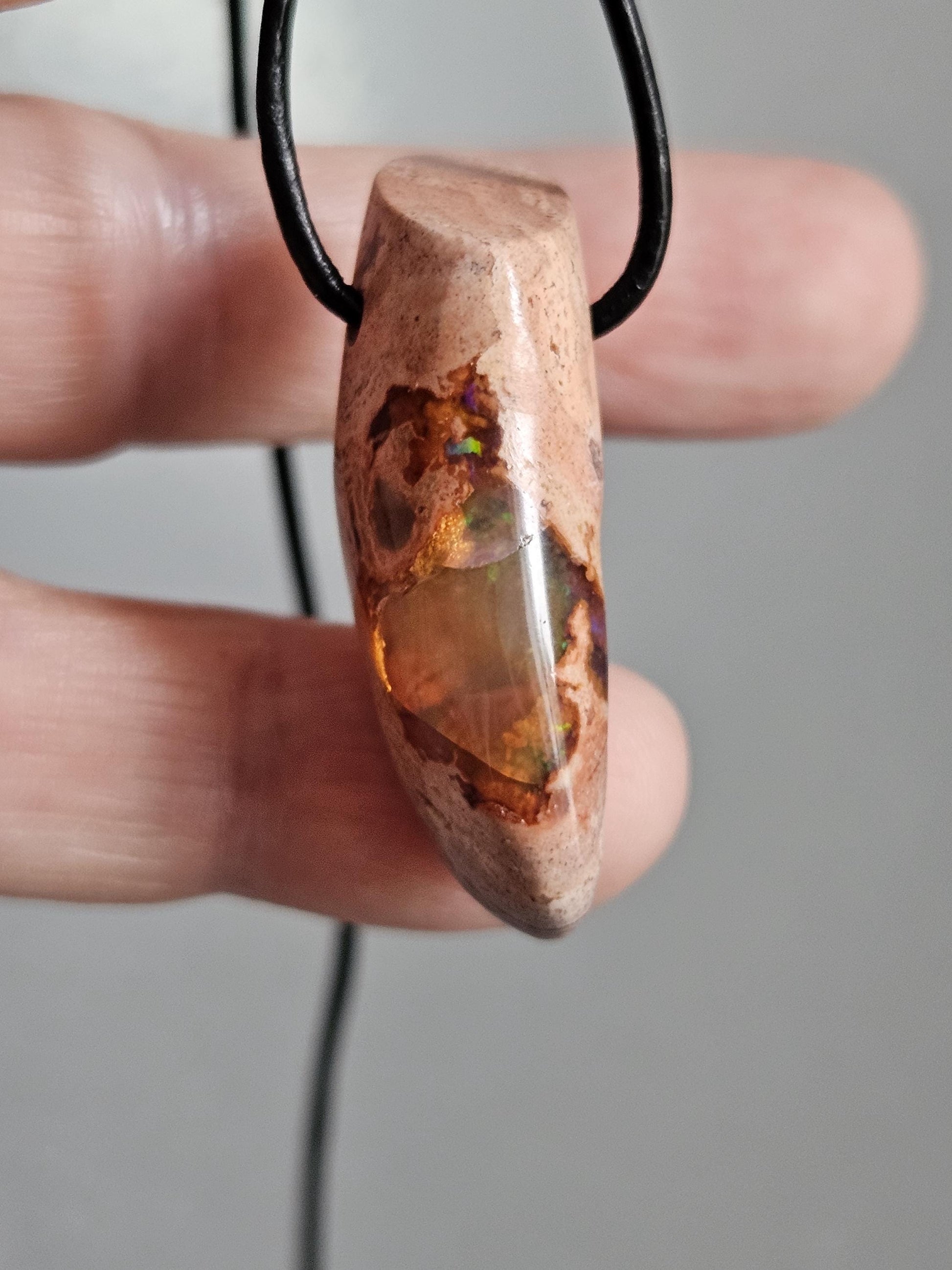 Mexikanischer Feueropal Anhänger, 38 x 13 x 14 mm, gebohrt, an verstellbarem Lederband