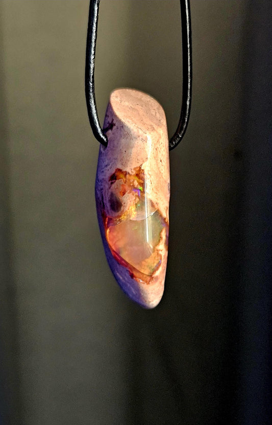 Mexikanischer Feueropal Anhänger, 38 x 13 x 14 mm, gebohrt, an verstellbarem Lederband