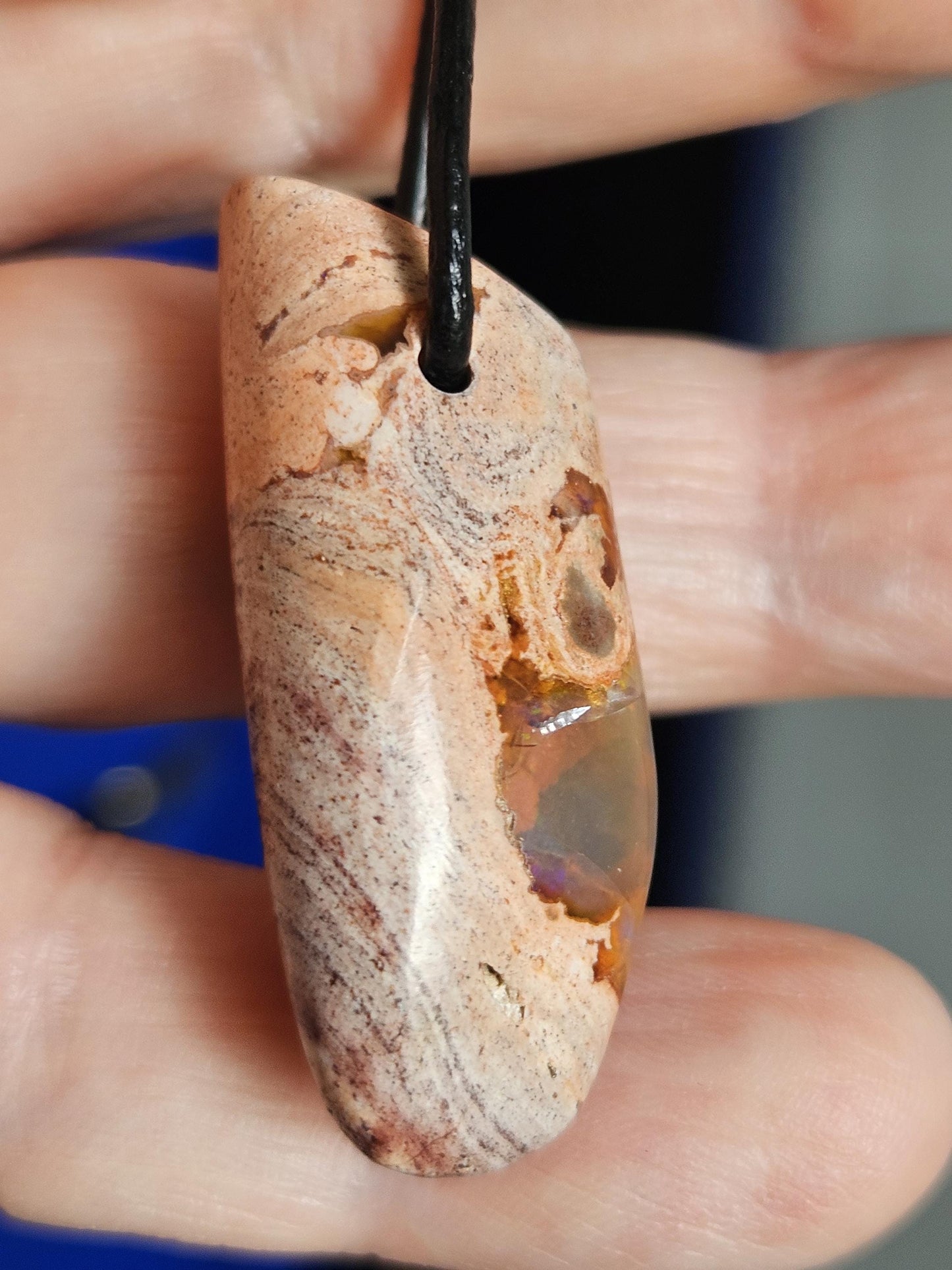Mexikanischer Feueropal Anhänger, 38 x 13 x 14 mm, gebohrt, an verstellbarem Lederband