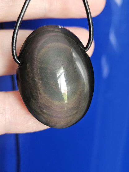 Beidseitiger Regenbogenobsidian Regenbogen Obsidian Himmelsauge 33 x 25 x 14 mm, Anhänger, gebohrt, an verstellbarem Lederband