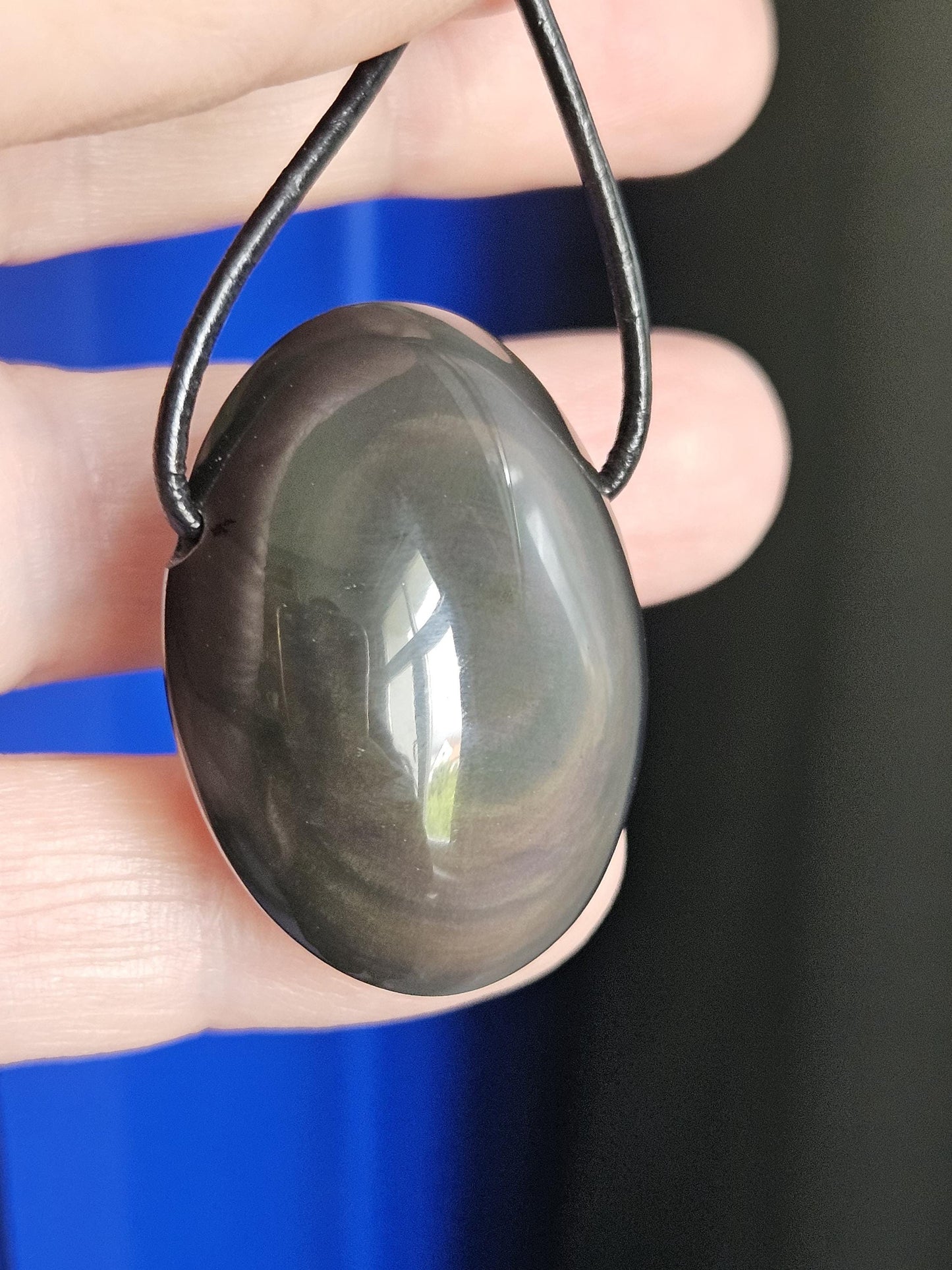 Beidseitiger Regenbogenobsidian Regenbogen Obsidian Himmelsauge 33 x 25 x 14 mm, Anhänger, gebohrt, an verstellbarem Lederband