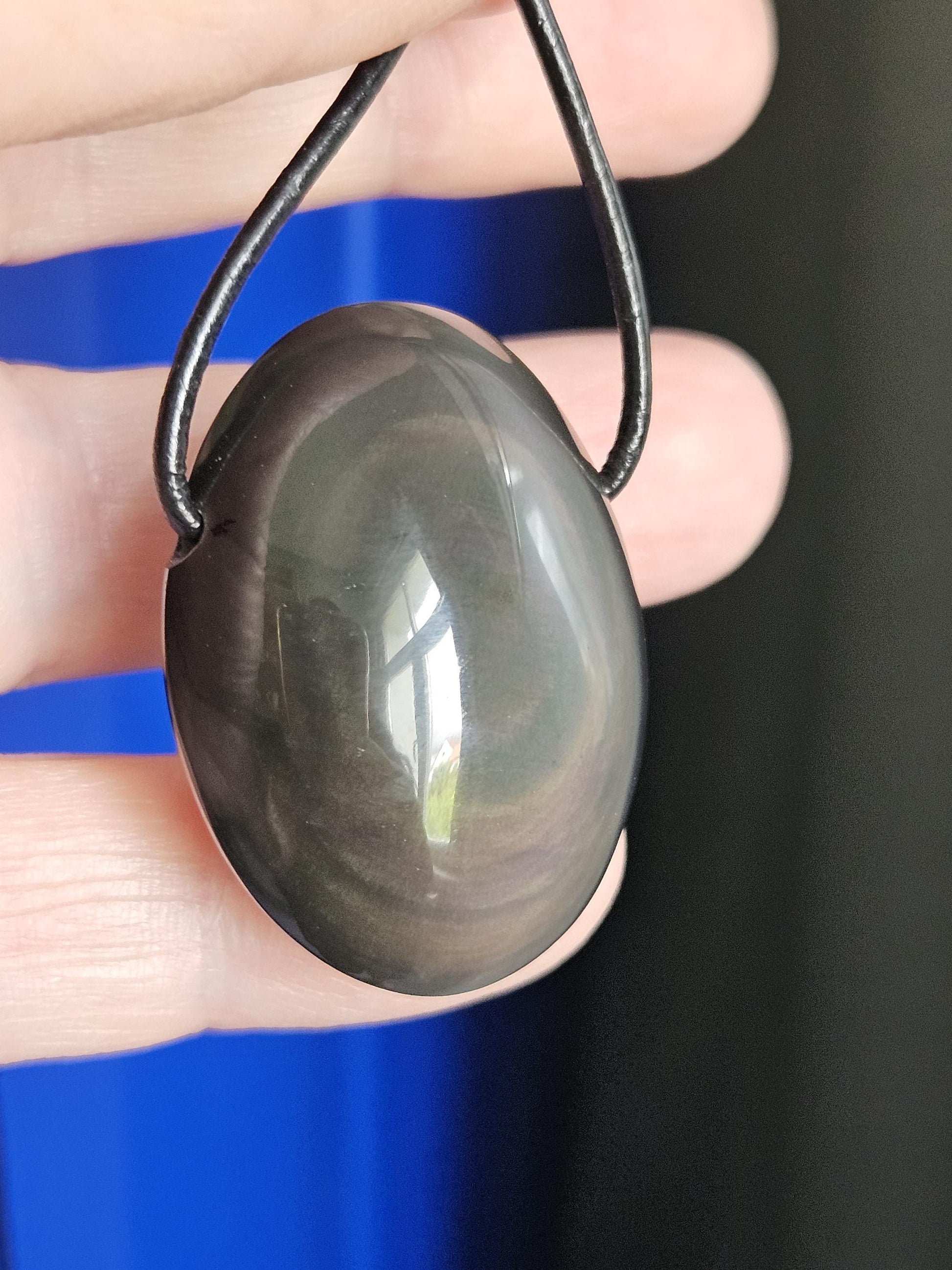 Beidseitiger Regenbogenobsidian Regenbogen Obsidian Himmelsauge 33 x 25 x 14 mm, Anhänger, gebohrt, an verstellbarem Lederband