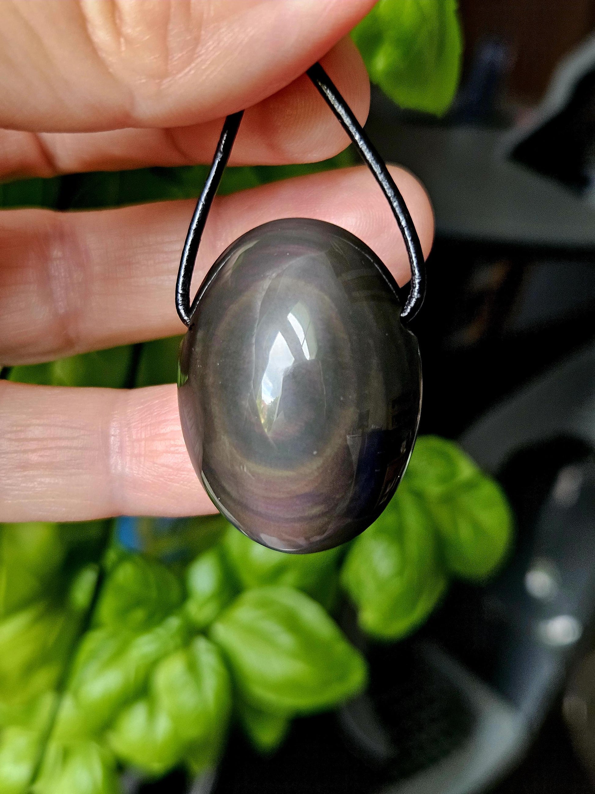 Beidseitiger Regenbogenobsidian Regenbogen Obsidian Himmelsauge 33 x 25 x 14 mm, Anhänger, gebohrt, an verstellbarem Lederband