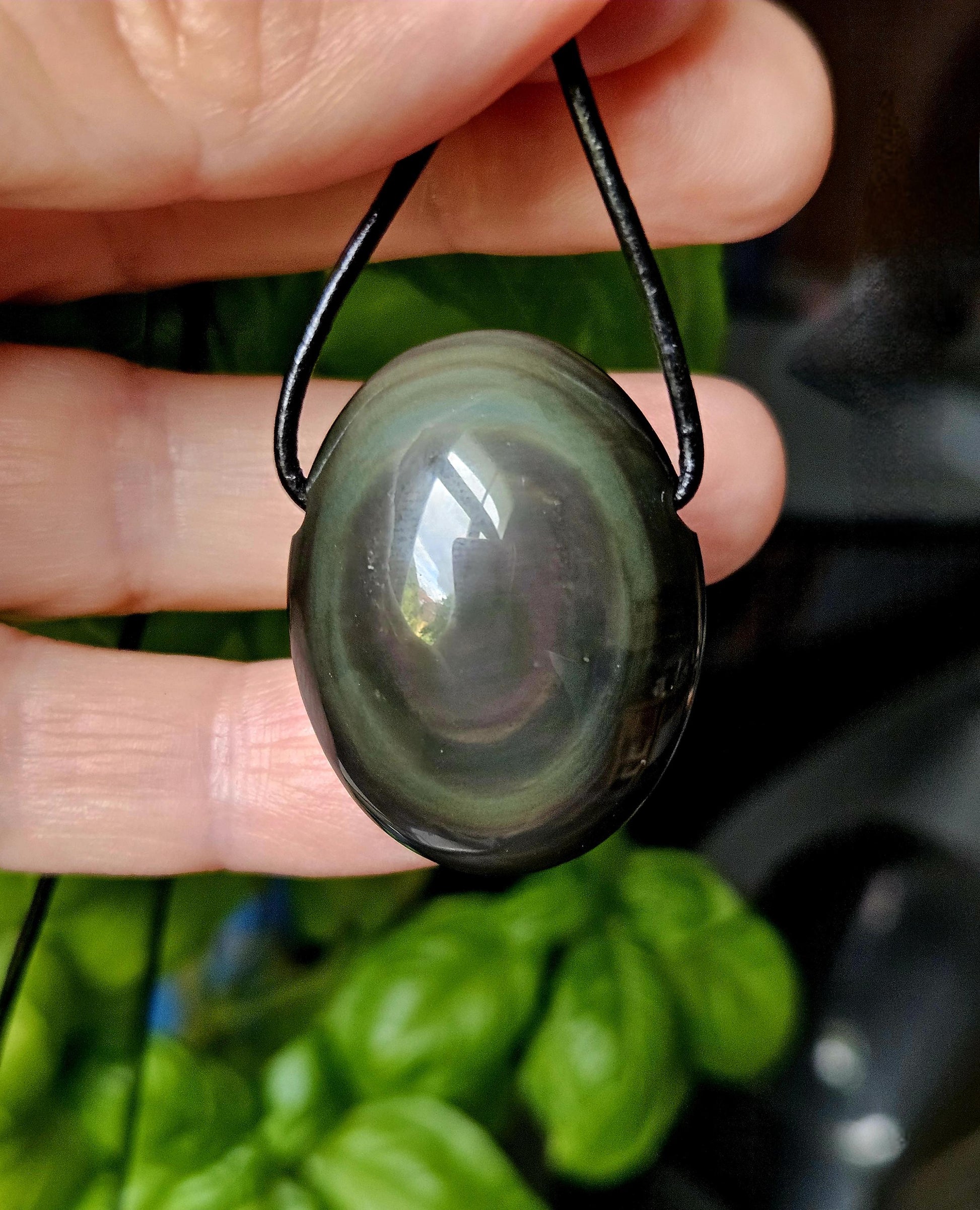 Beidseitiger Regenbogenobsidian Regenbogen Obsidian Himmelsauge 33 x 25 x 14 mm, Anhänger, gebohrt, an verstellbarem Lederband