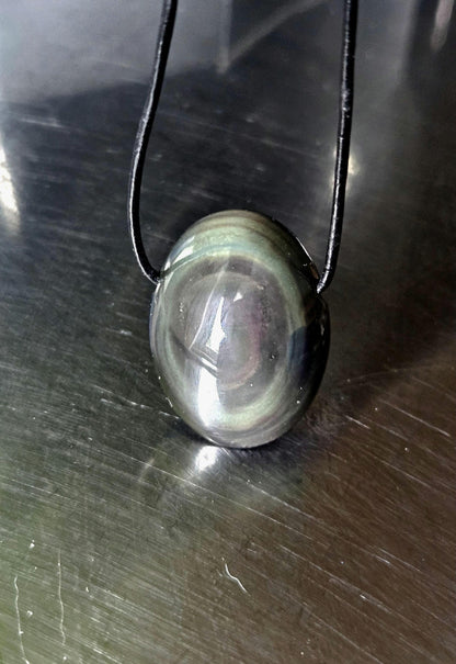 Beidseitiger Regenbogenobsidian Regenbogen Obsidian Himmelsauge 33 x 25 x 14 mm, Anhänger, gebohrt, an verstellbarem Lederband