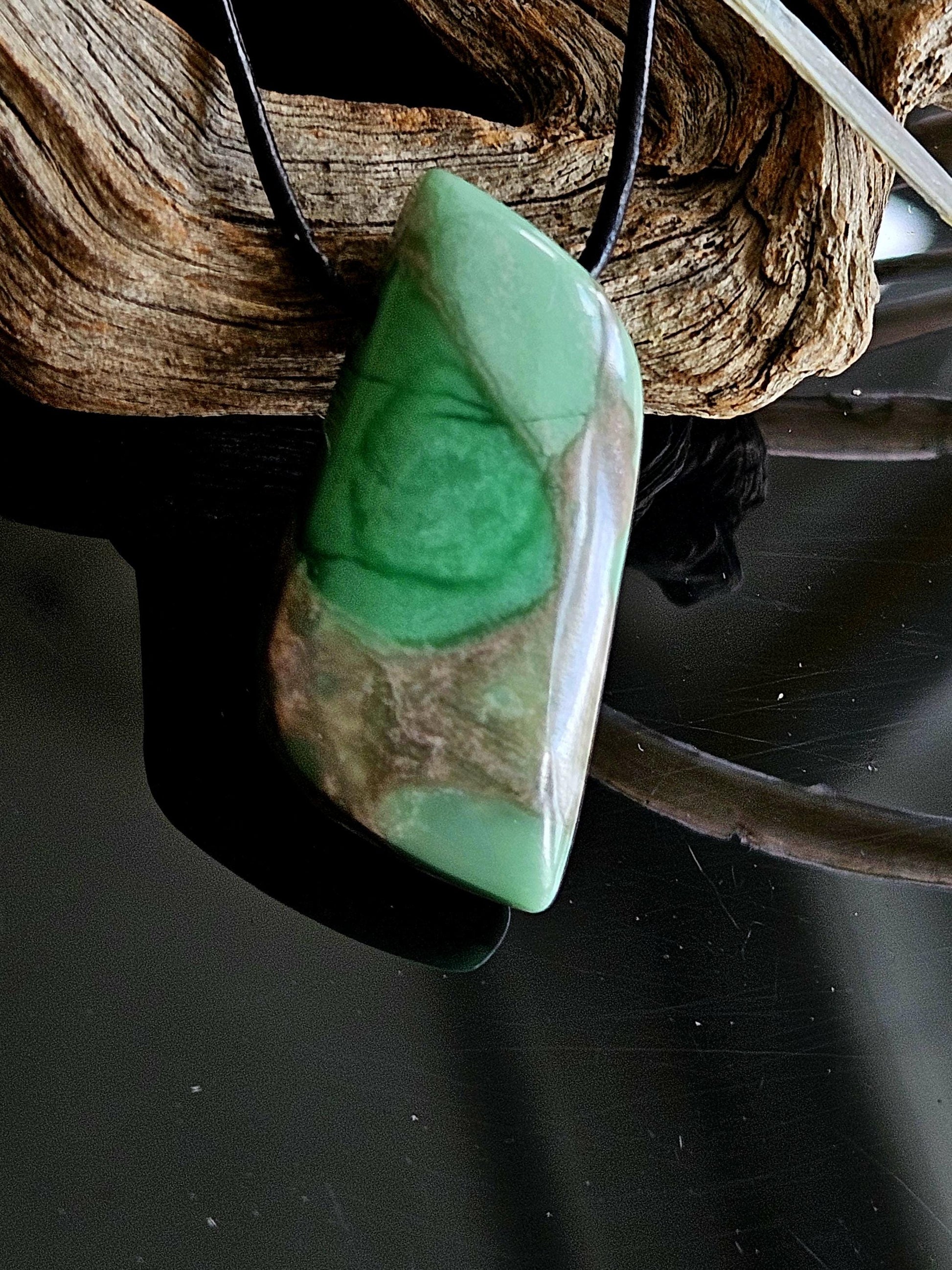 Seltener Variscit, Variscite, Variszit Anhänger, 40 x 22 x 8 mm, gebohrt, an verstellbarem Lederband