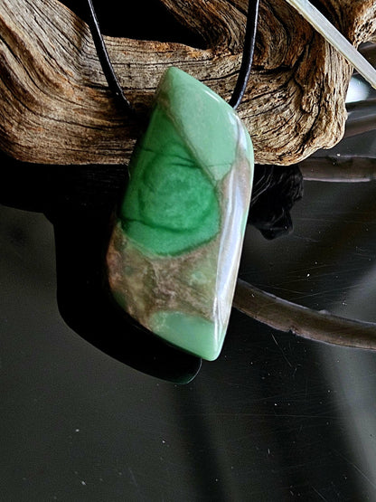 Seltener Variscit, Variscite, Variszit Anhänger, 40 x 22 x 8 mm, gebohrt, an verstellbarem Lederband