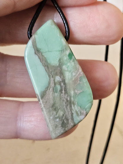 Seltener Variscit, Variscite, Variszit Anhänger, 40 x 22 x 8 mm, gebohrt, an verstellbarem Lederband