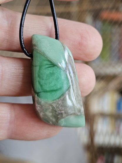 Seltener Variscit, Variscite, Variszit Anhänger, 40 x 22 x 8 mm, gebohrt, an verstellbarem Lederband