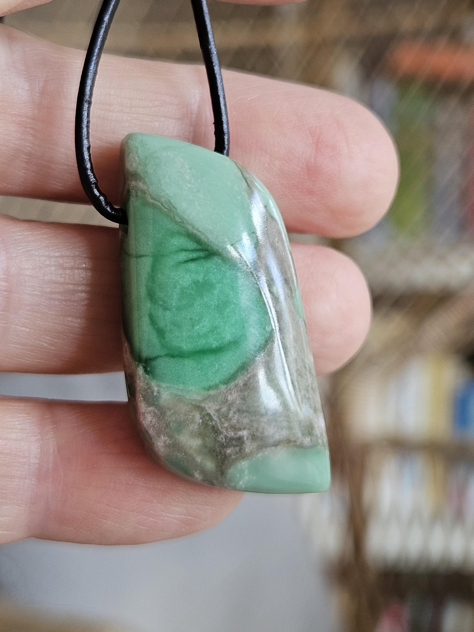 Seltener Variscit, Variscite, Variszit Anhänger, 40 x 22 x 8 mm, gebohrt, an verstellbarem Lederband