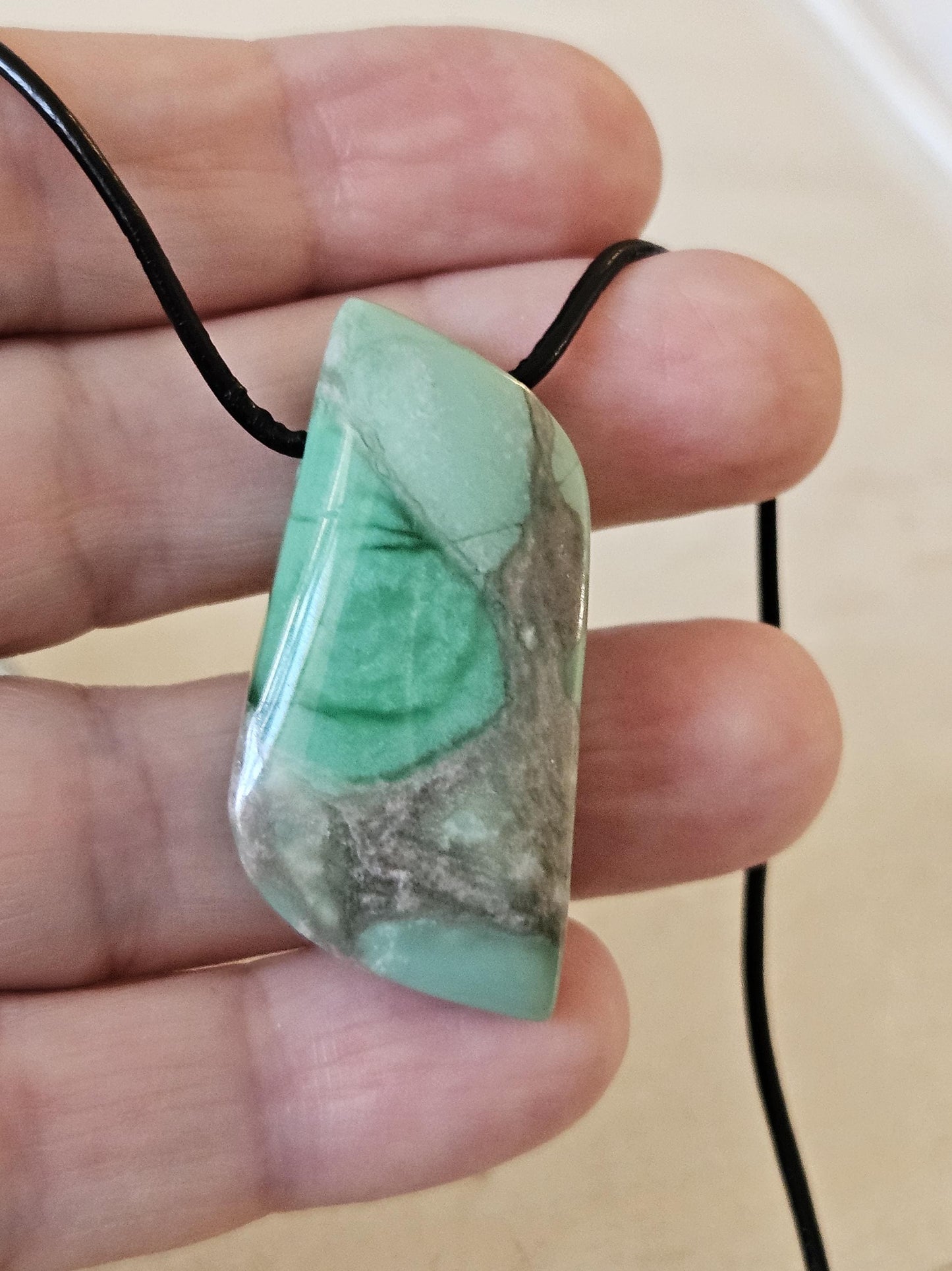 Seltener Variscit, Variscite, Variszit Anhänger, 40 x 22 x 8 mm, gebohrt, an verstellbarem Lederband