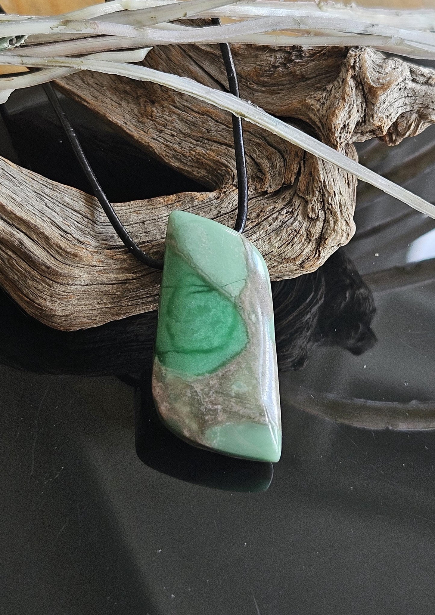 Seltener Variscit, Variscite, Variszit Anhänger, 40 x 22 x 8 mm, gebohrt, an verstellbarem Lederband
