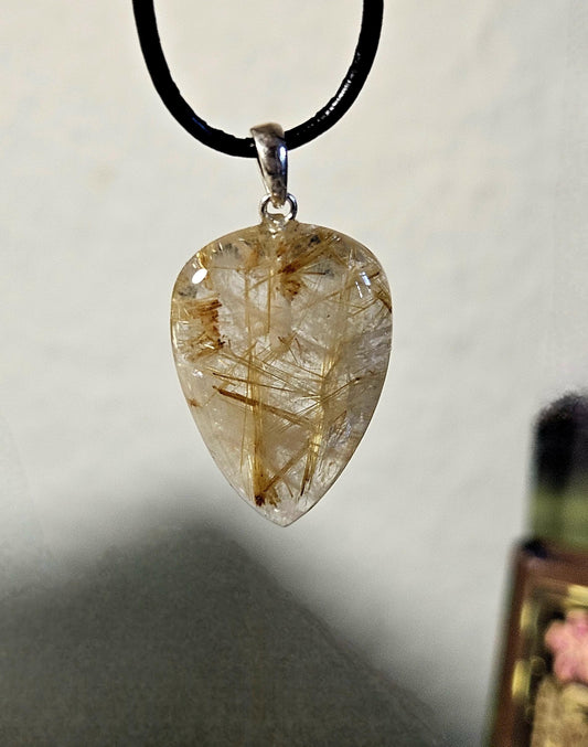 Gold Rutil Quarz, Goldrutilquarz Anhänger, mit 925erSilberÖse, an verstellbarem Lederband