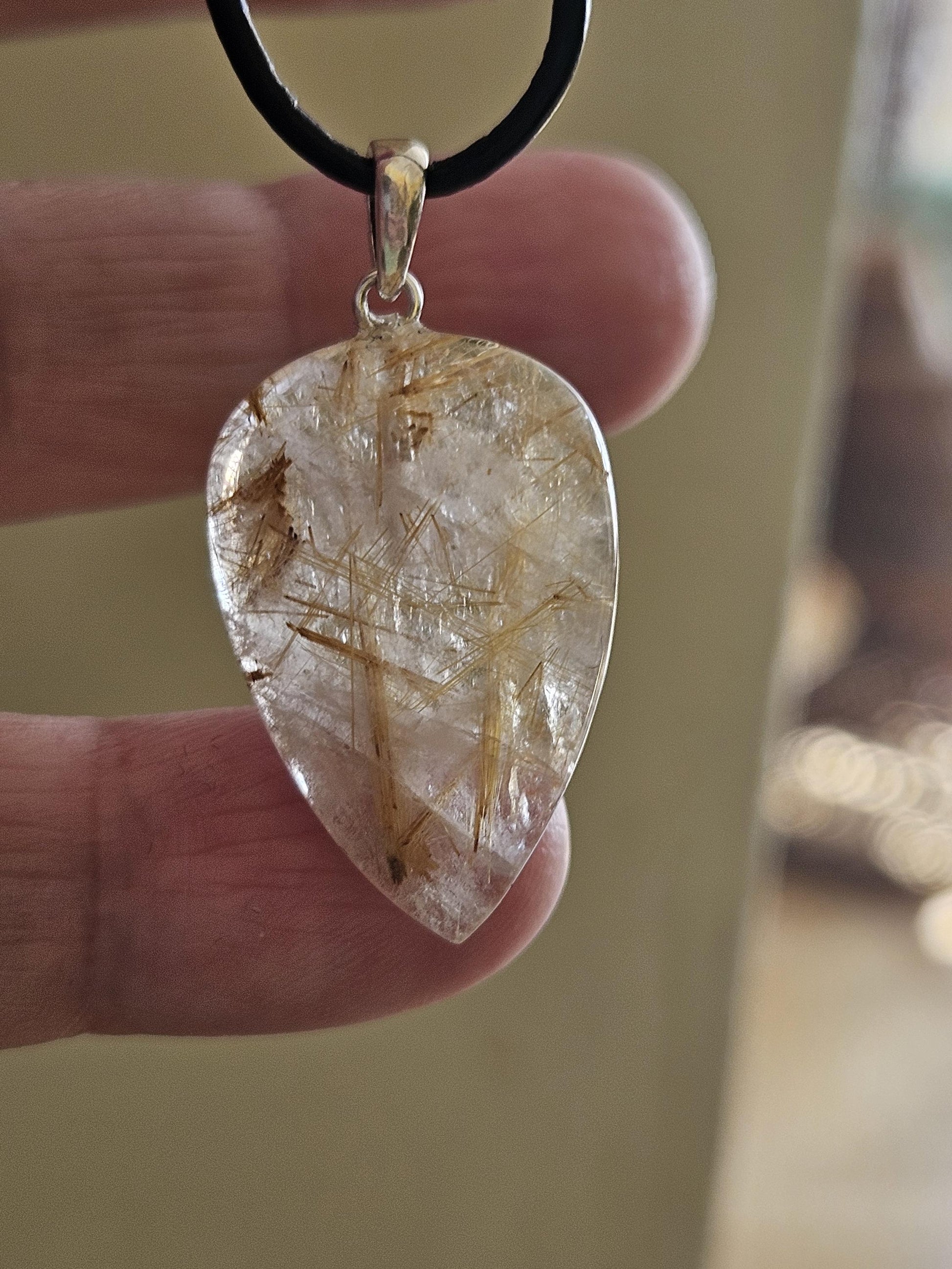 Gold Rutil Quarz, Goldrutilquarz Anhänger, mit 925erSilberÖse, an verstellbarem Lederband