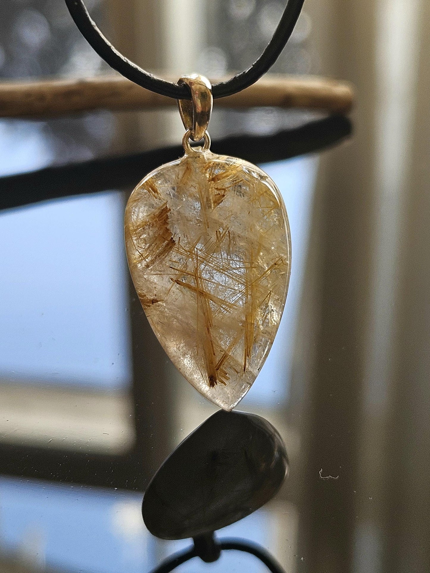 Gold Rutil Quarz, Goldrutilquarz Anhänger, mit 925erSilberÖse, an verstellbarem Lederband