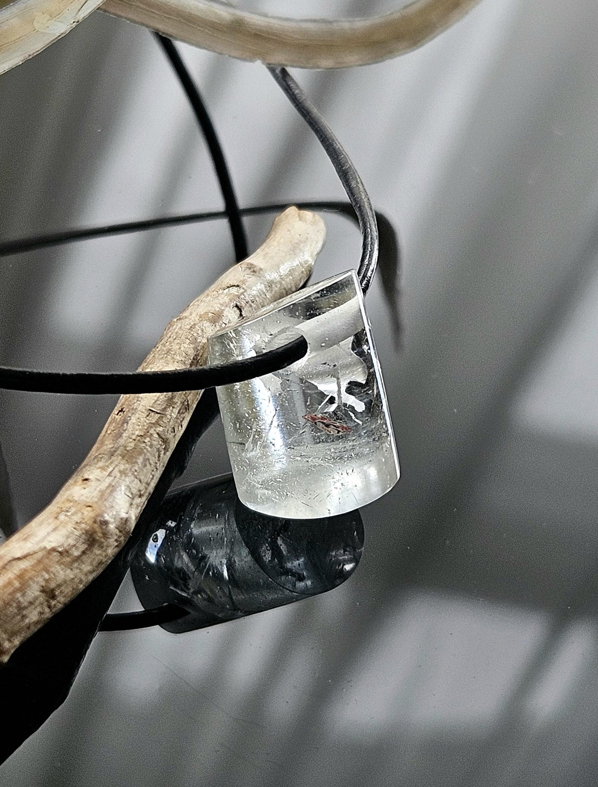 Extravaganter kleiner weißer Topas Anhänger, 19 x 15 x 14 mm, gebohrt, an verstellbarem Lederband