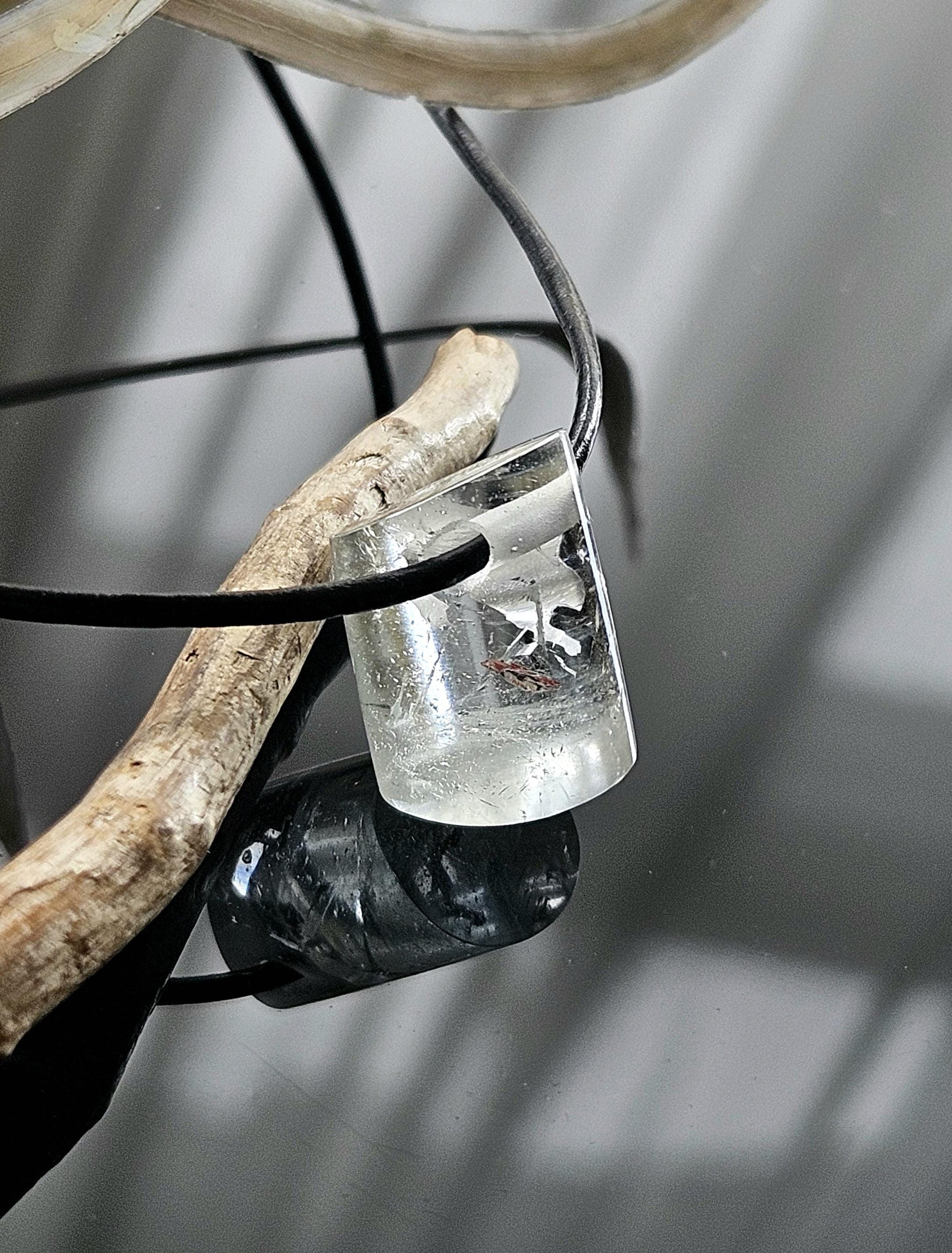 Extravaganter kleiner weißer Topas Anhänger, 19 x 15 x 14 mm, gebohrt, an verstellbarem Lederband