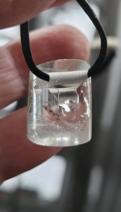 Extravaganter kleiner weißer Topas Anhänger, 19 x 15 x 14 mm, gebohrt, an verstellbarem Lederband