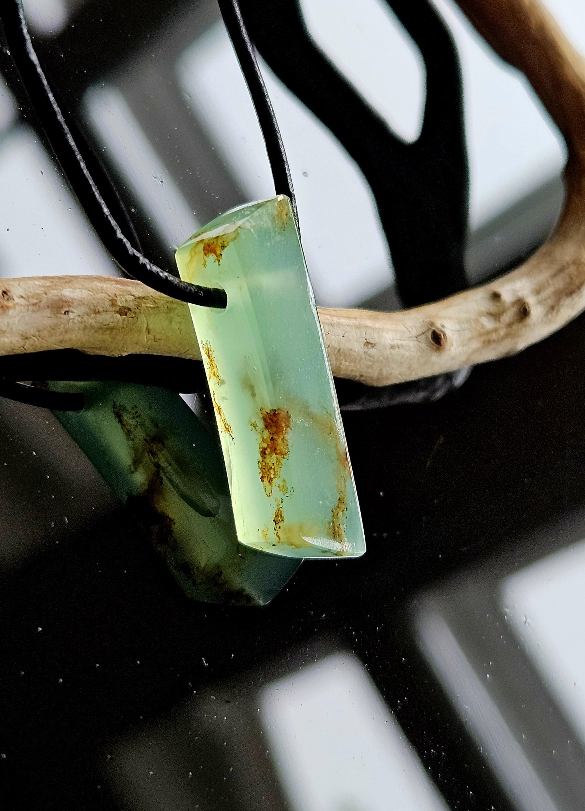 Chrysopras Kristall durchscheinend Stäbchen Anhänger, 30 x 8 x 8 mm, gebohrt, an verstellbarem Lederband