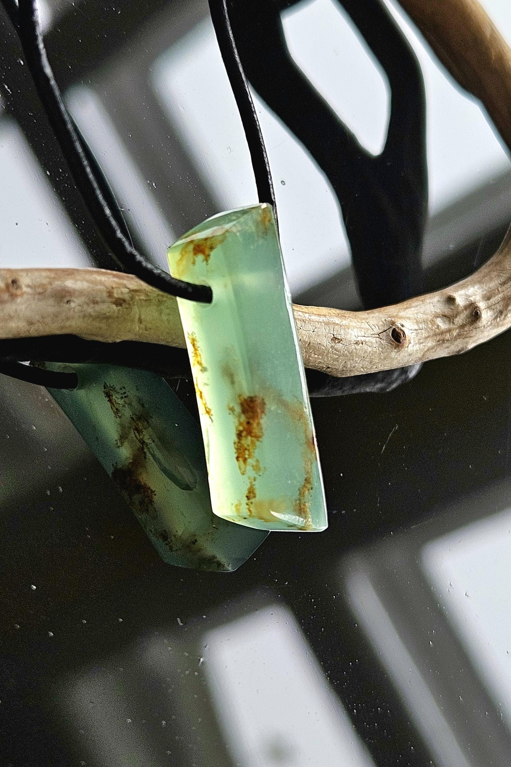 Chrysopras Kristall durchscheinend Stäbchen Anhänger, 30 x 8 x 8 mm, gebohrt, an verstellbarem Lederband
