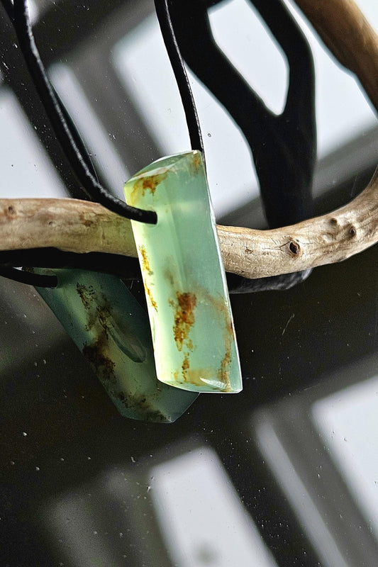 Chrysopras Kristall durchscheinend Stäbchen Anhänger, 30 x 8 x 8 mm, gebohrt, an verstellbarem Lederband