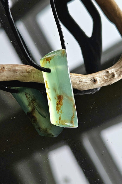 Chrysopras Kristall durchscheinend Stäbchen Anhänger, 30 x 8 x 8 mm, gebohrt, an verstellbarem Lederband
