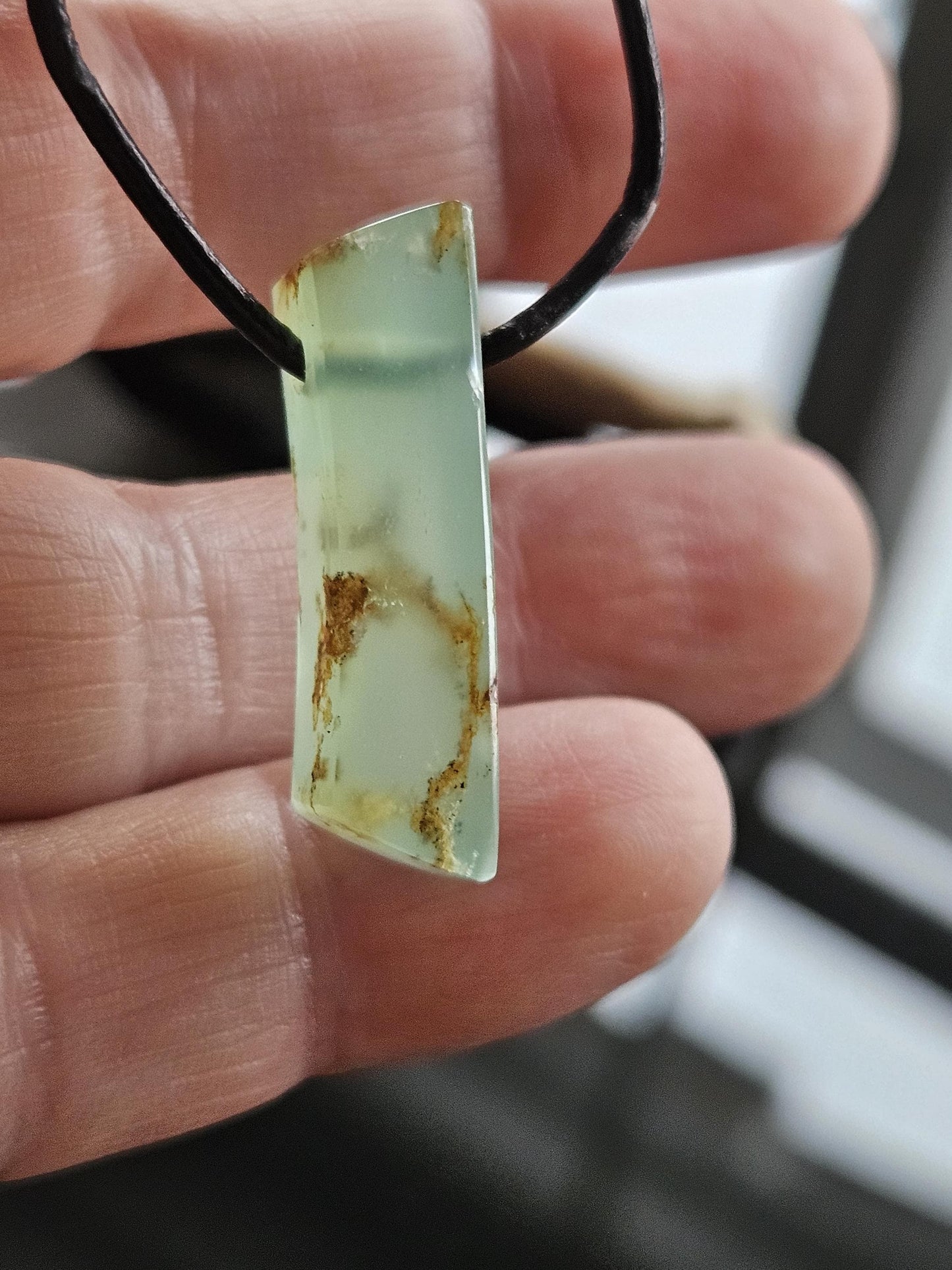 Chrysopras Kristall durchscheinend Stäbchen Anhänger, 30 x 8 x 8 mm, gebohrt, an verstellbarem Lederband