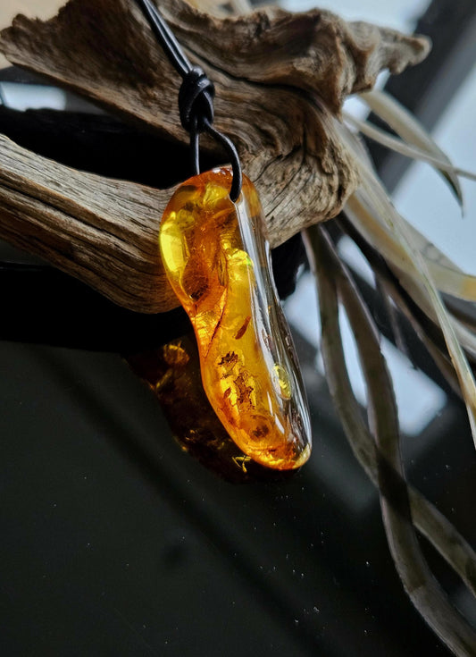Großer feiner Bernstein Anhänger, mit Einschlüssen von Blüten Blätterskelett Bernstein Amulett, 52 x 22 x 12 mm , an Lederband