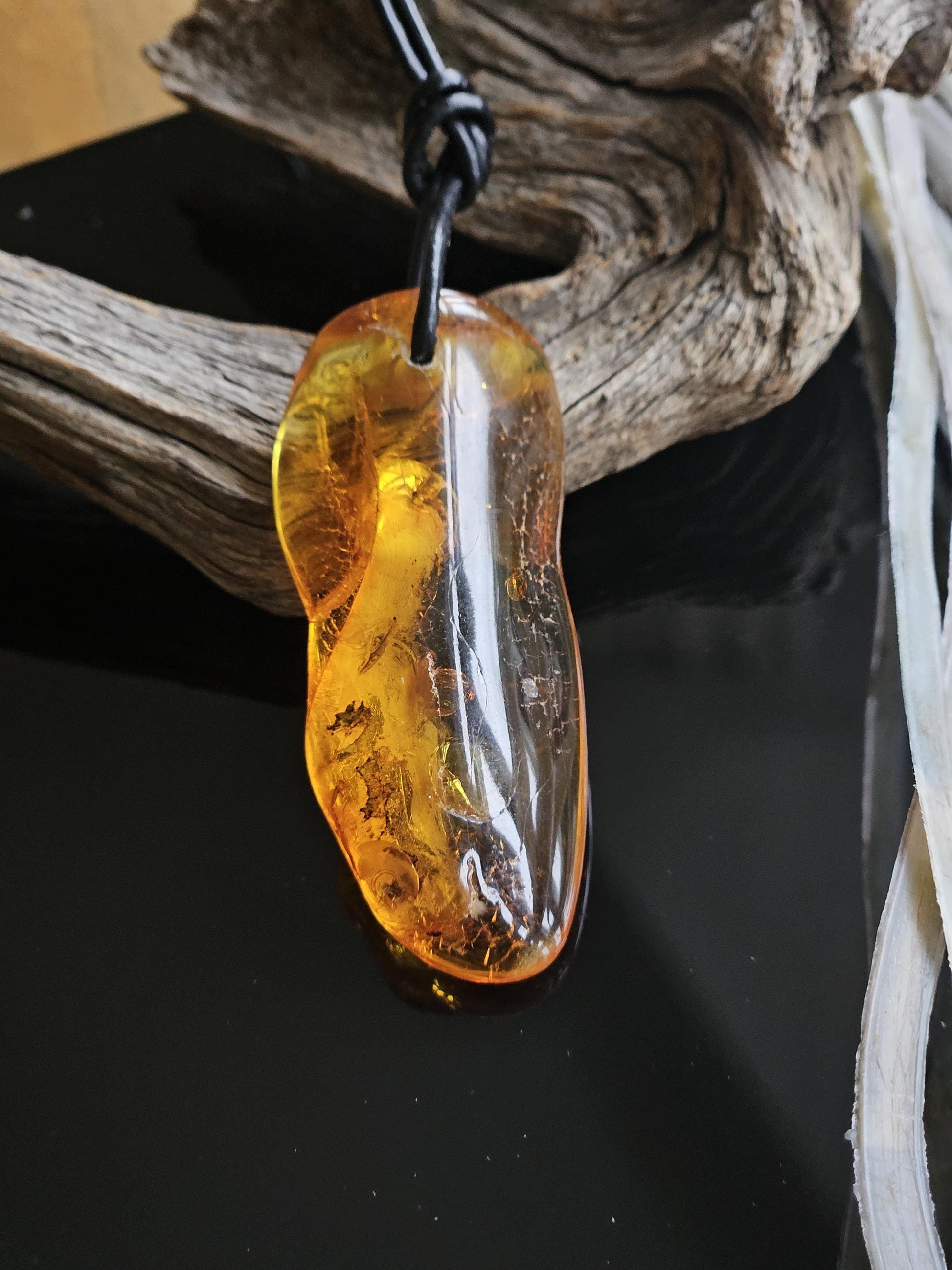 Großer feiner Bernstein Anhänger, mit Einschlüssen von Blüten Blätterskelett Bernstein Amulett, 52 x 22 x 12 mm , an Lederband
