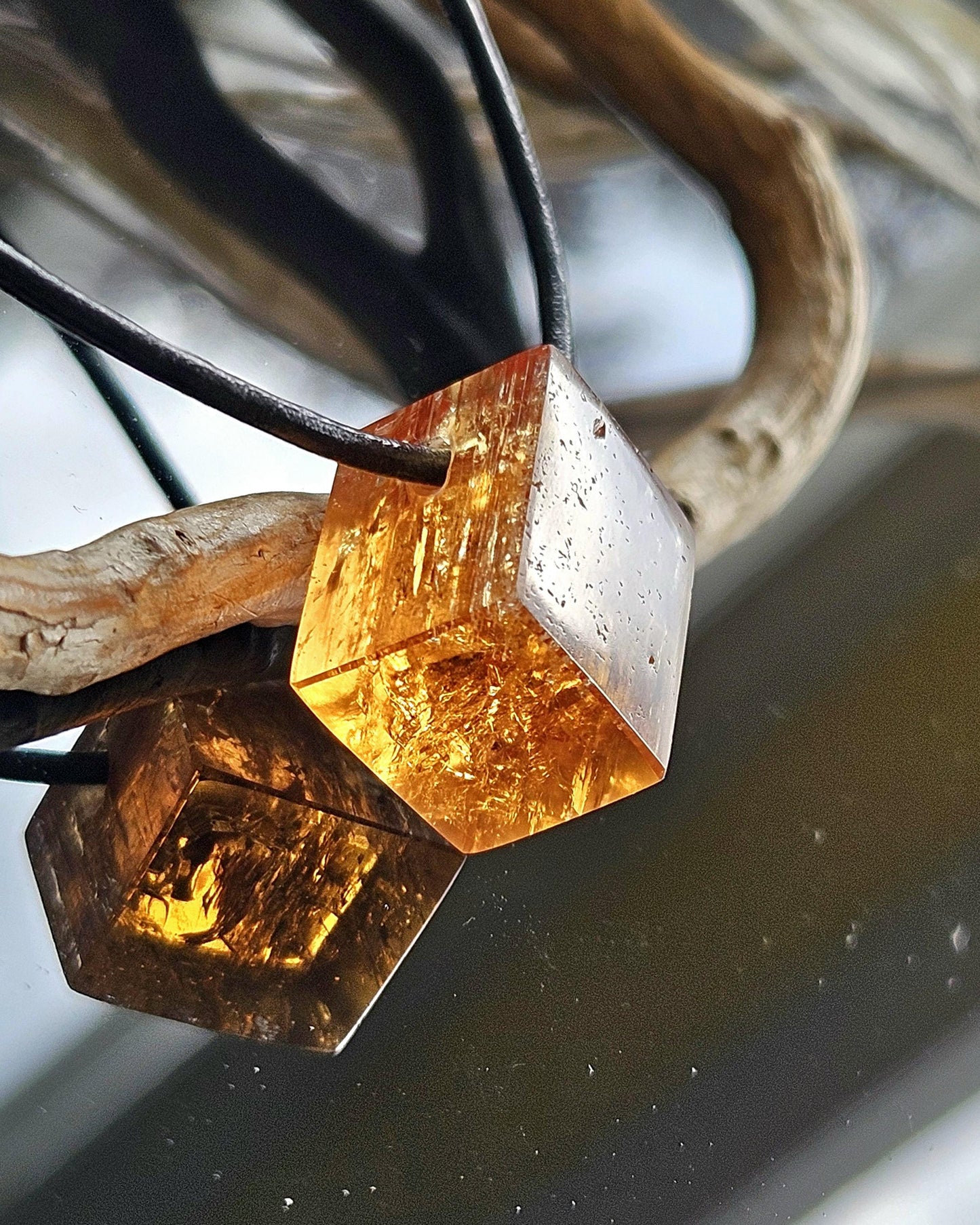 Imperial Topas Kaiser Topas Goldtopas Würfel seltene rötlich goldene Farbe, Anhänger, 20 x 20 x 14 mm, gebohrt, an verstellbarem Lederband