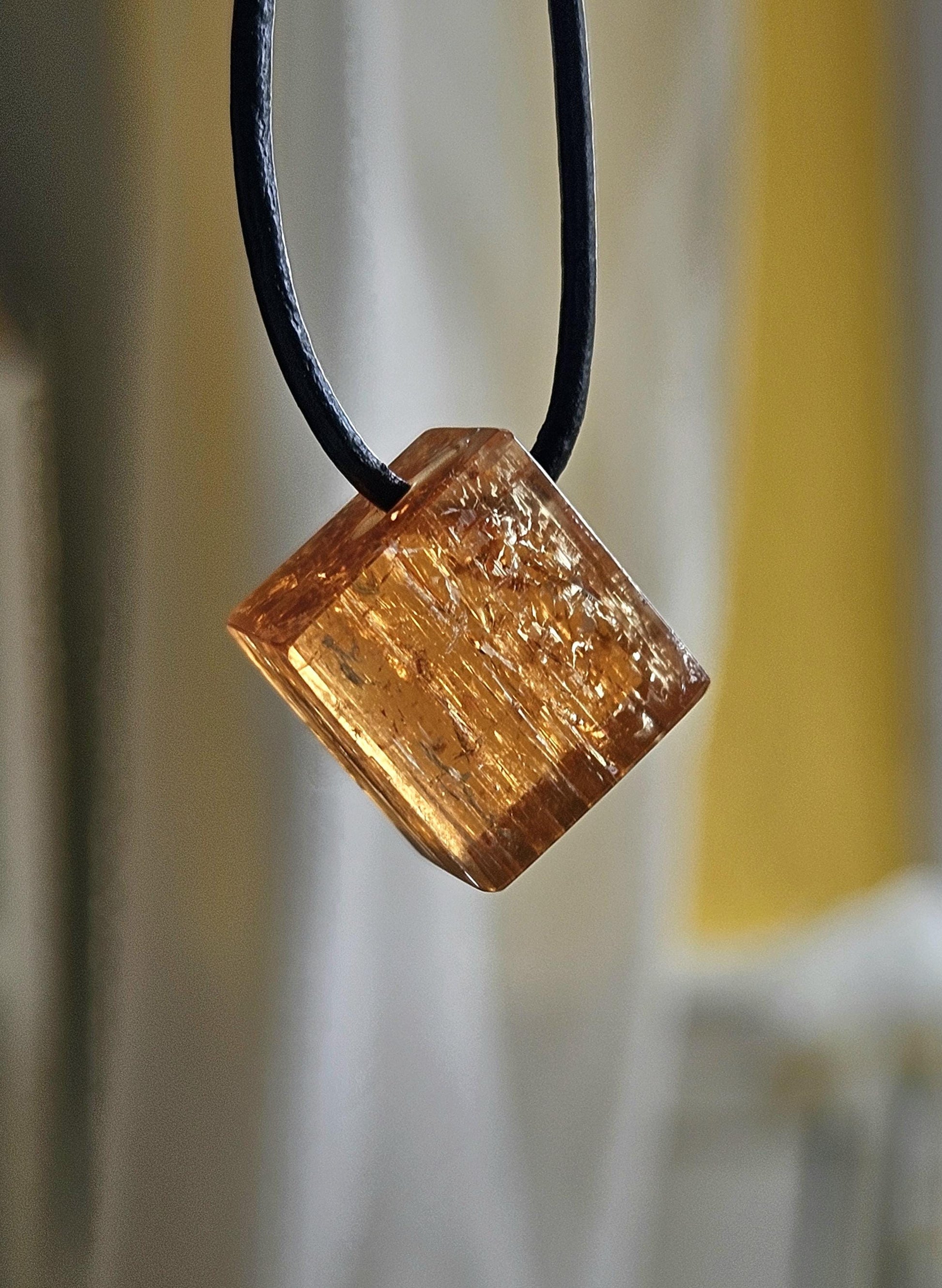 Imperial Topas Kaiser Topas Goldtopas Würfel seltene rötlich goldene Farbe, Anhänger, 20 x 20 x 14 mm, gebohrt, an verstellbarem Lederband