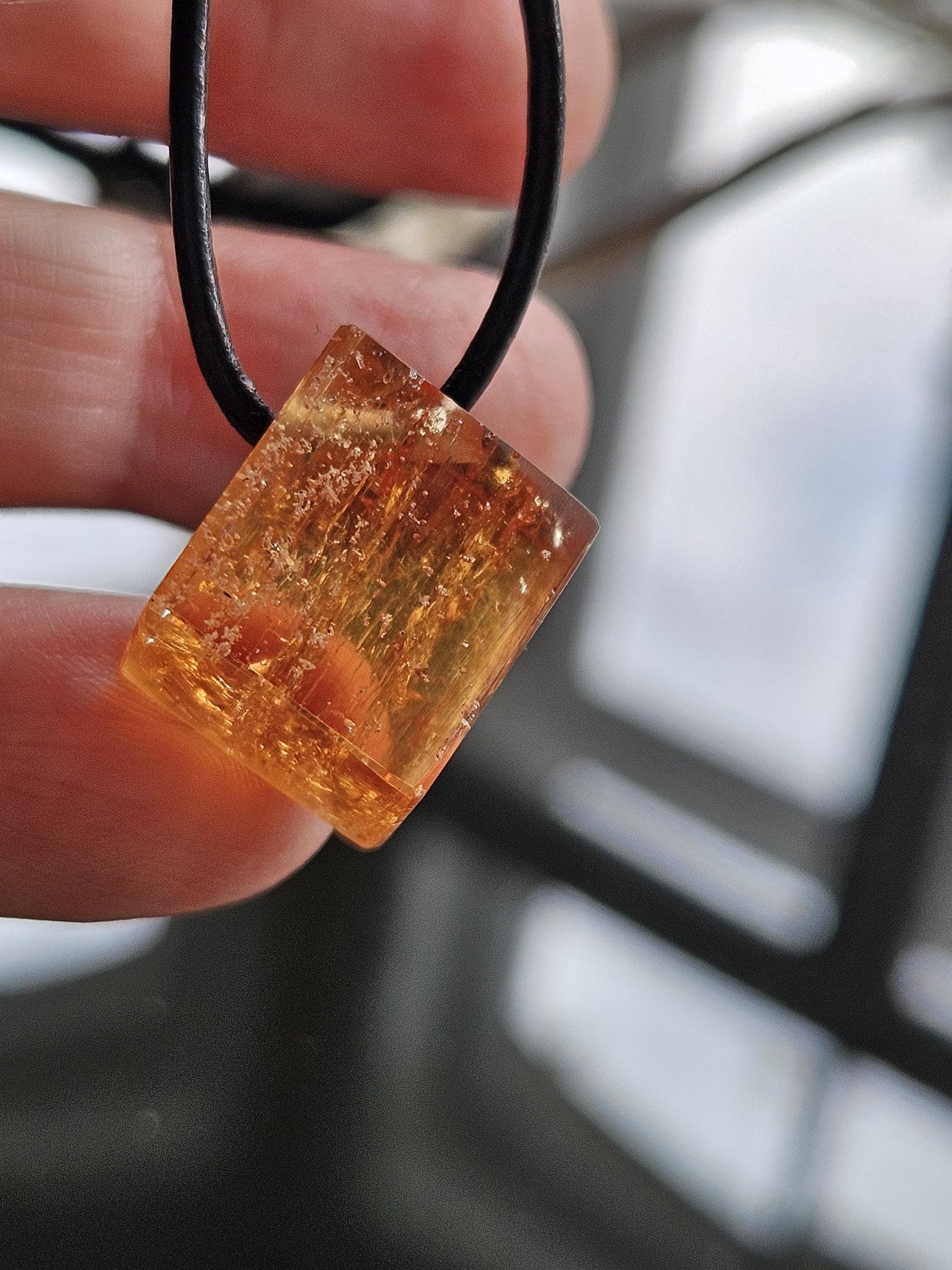 Imperial Topas Kaiser Topas Goldtopas Würfel seltene rötlich goldene Farbe, Anhänger, 20 x 20 x 14 mm, gebohrt, an verstellbarem Lederband