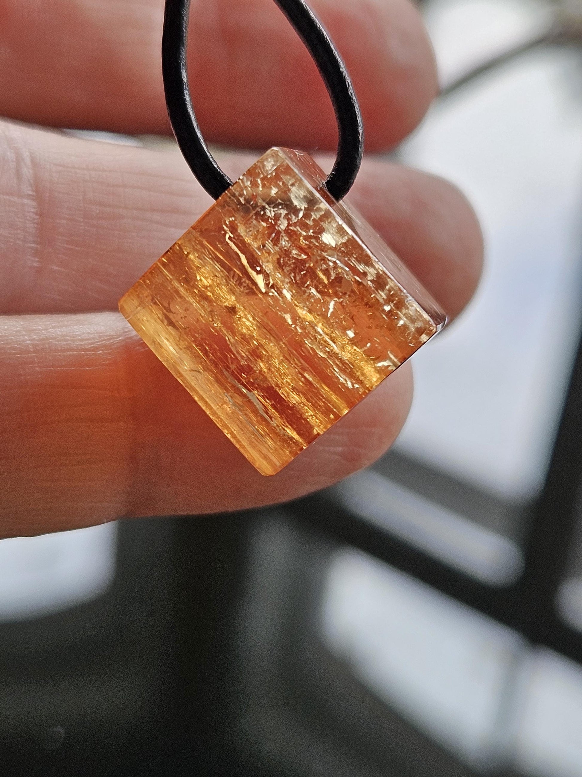 Imperial Topas Kaiser Topas Goldtopas Würfel seltene rötlich goldene Farbe, Anhänger, 20 x 20 x 14 mm, gebohrt, an verstellbarem Lederband
