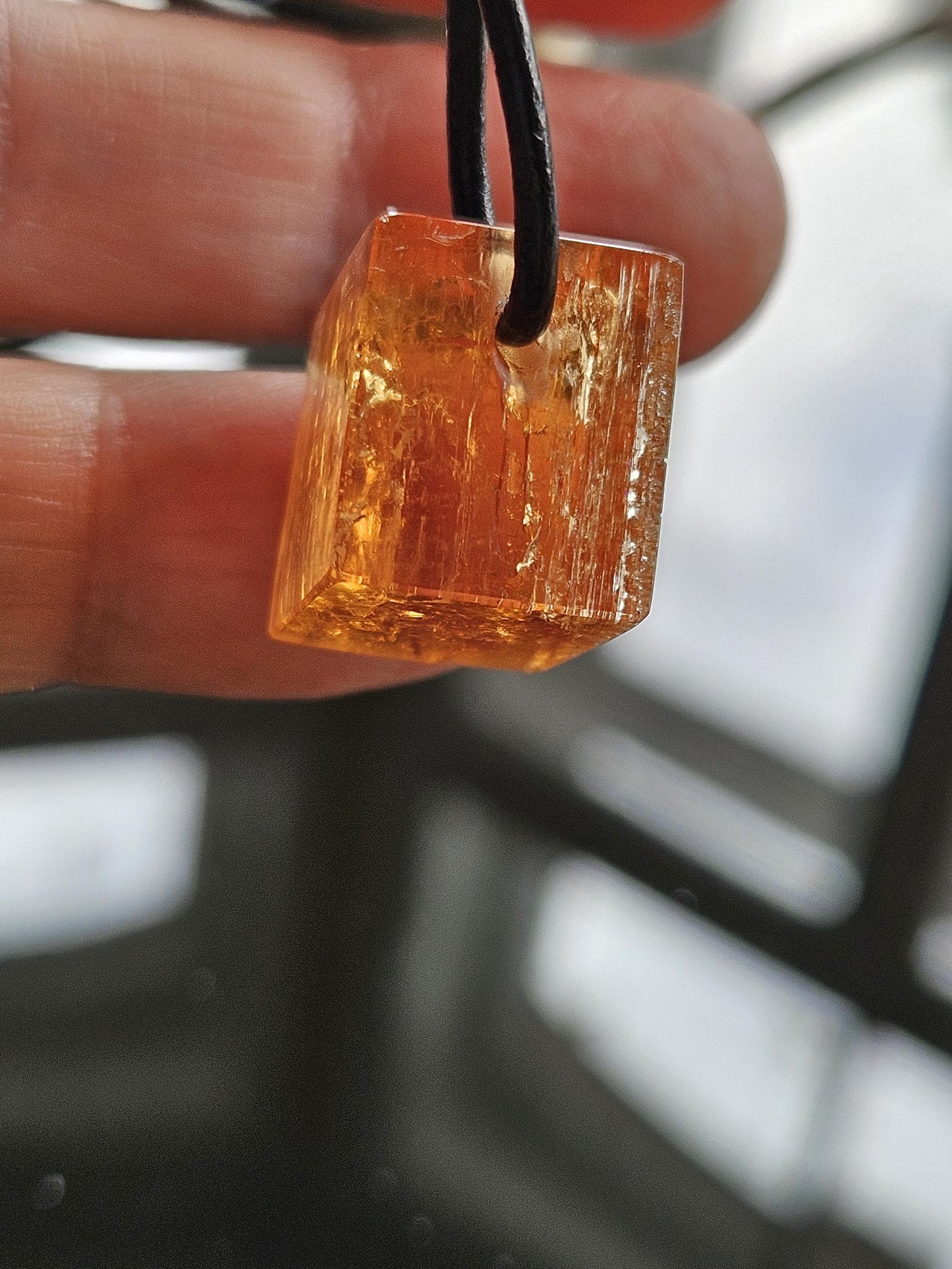 Imperial Topas Kaiser Topas Goldtopas Würfel seltene rötlich goldene Farbe, Anhänger, 20 x 20 x 14 mm, gebohrt, an verstellbarem Lederband