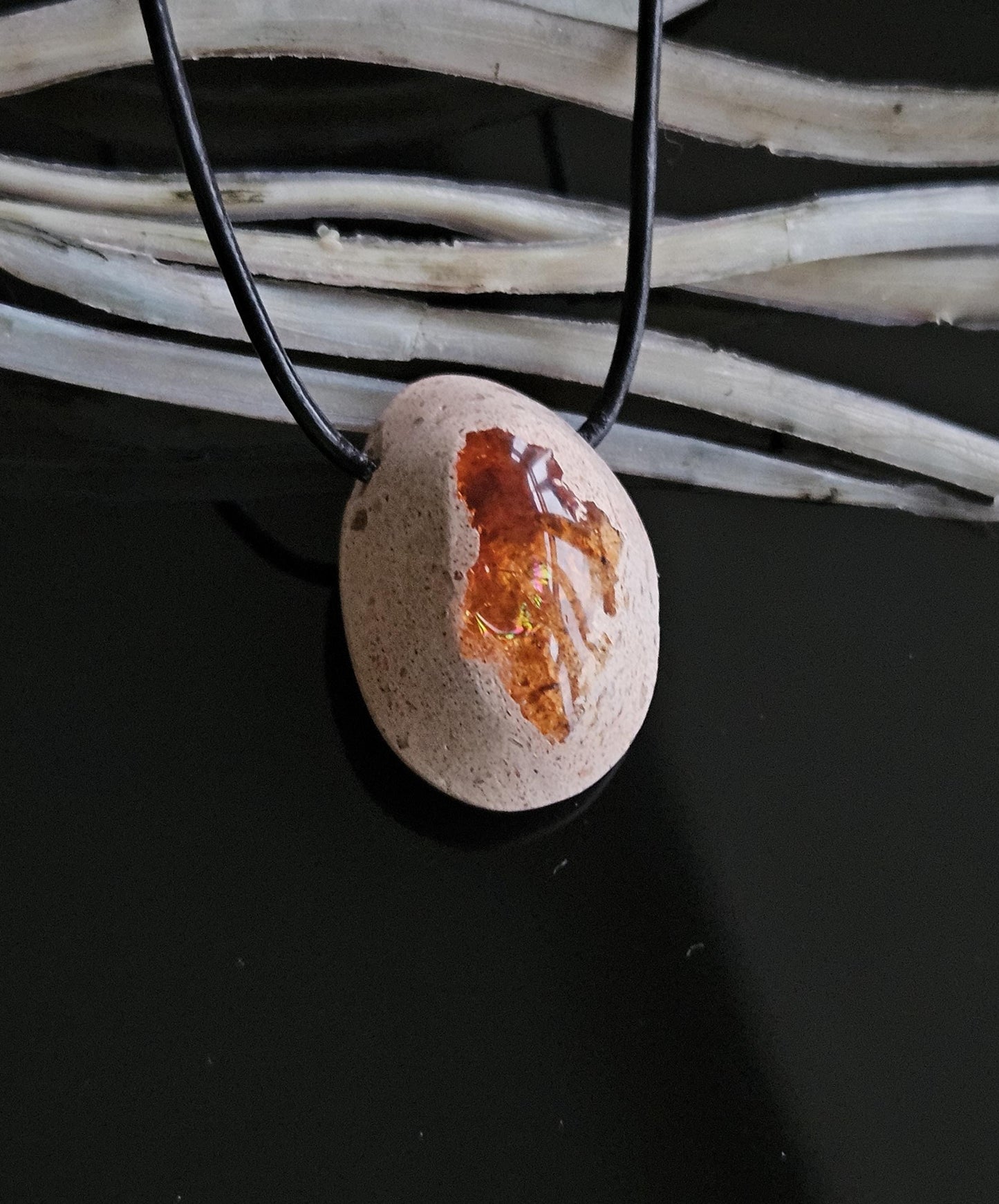 Mexikanischer Feueropal Anhänger, 30 x 22 x 14 mm, gebohrt, an verstellbarem Lederband