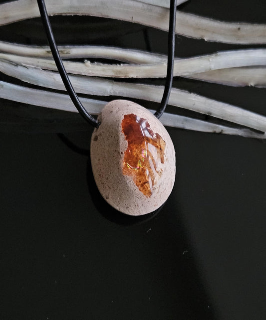 Mexikanischer Feueropal Anhänger, 30 x 22 x 14 mm, gebohrt, an verstellbarem Lederband
