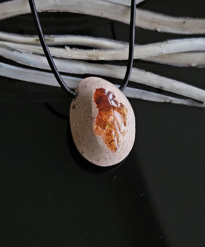Mexikanischer Feueropal Anhänger, 30 x 22 x 14 mm, gebohrt, an verstellbarem Lederband