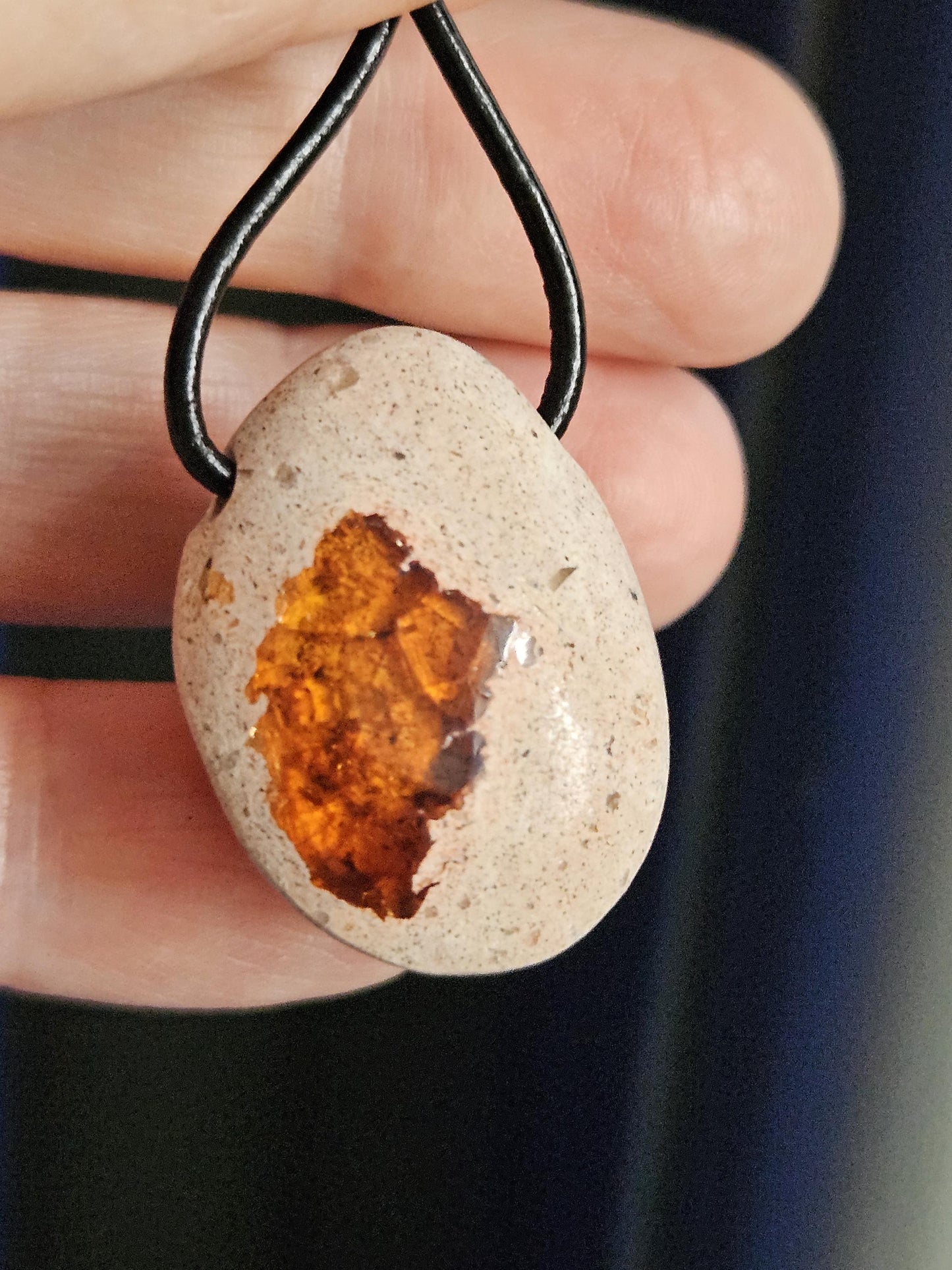 Mexikanischer Feueropal Anhänger, 30 x 22 x 14 mm, gebohrt, an verstellbarem Lederband