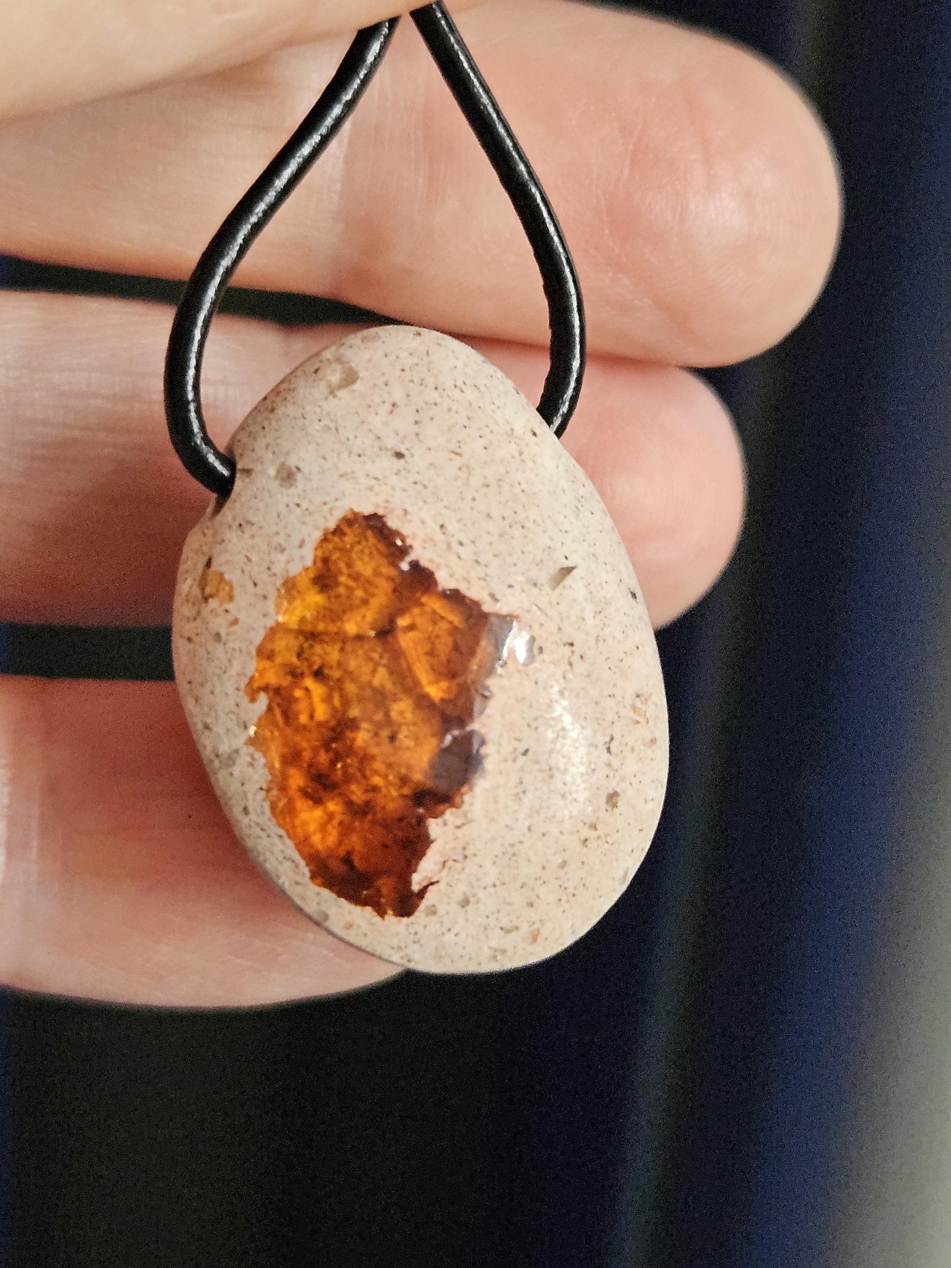 Mexikanischer Feueropal Anhänger, 30 x 22 x 14 mm, gebohrt, an verstellbarem Lederband