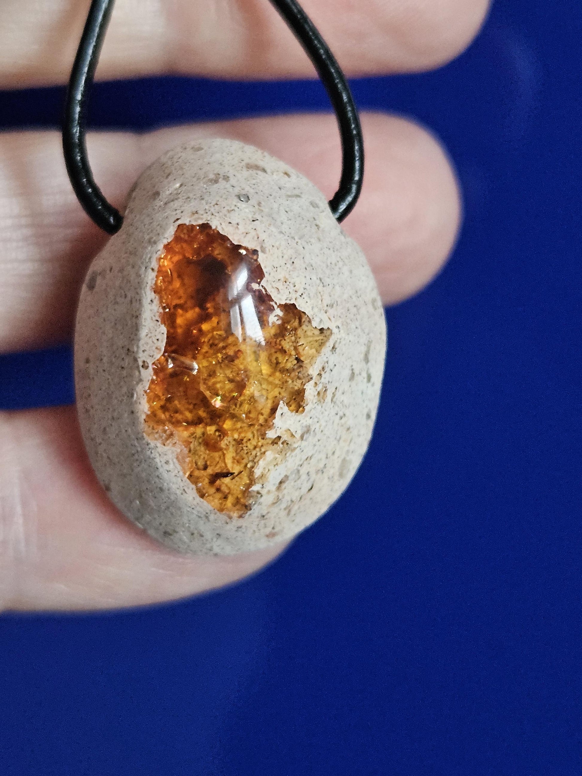 Mexikanischer Feueropal Anhänger, 30 x 22 x 14 mm, gebohrt, an verstellbarem Lederband