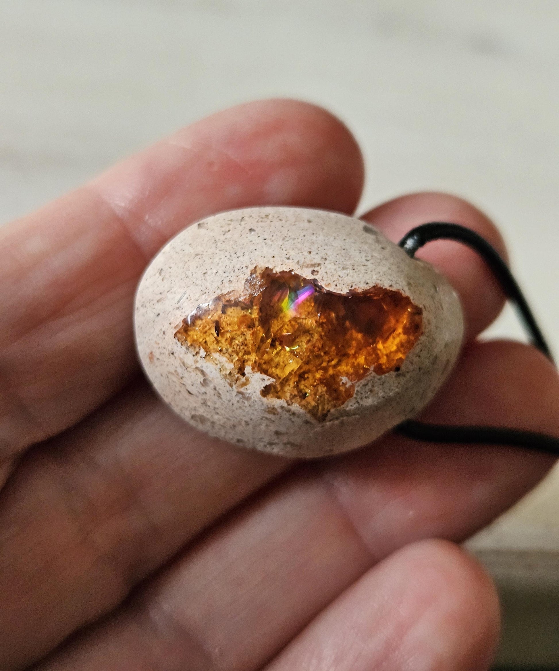 Mexikanischer Feueropal Anhänger, 30 x 22 x 14 mm, gebohrt, an verstellbarem Lederband
