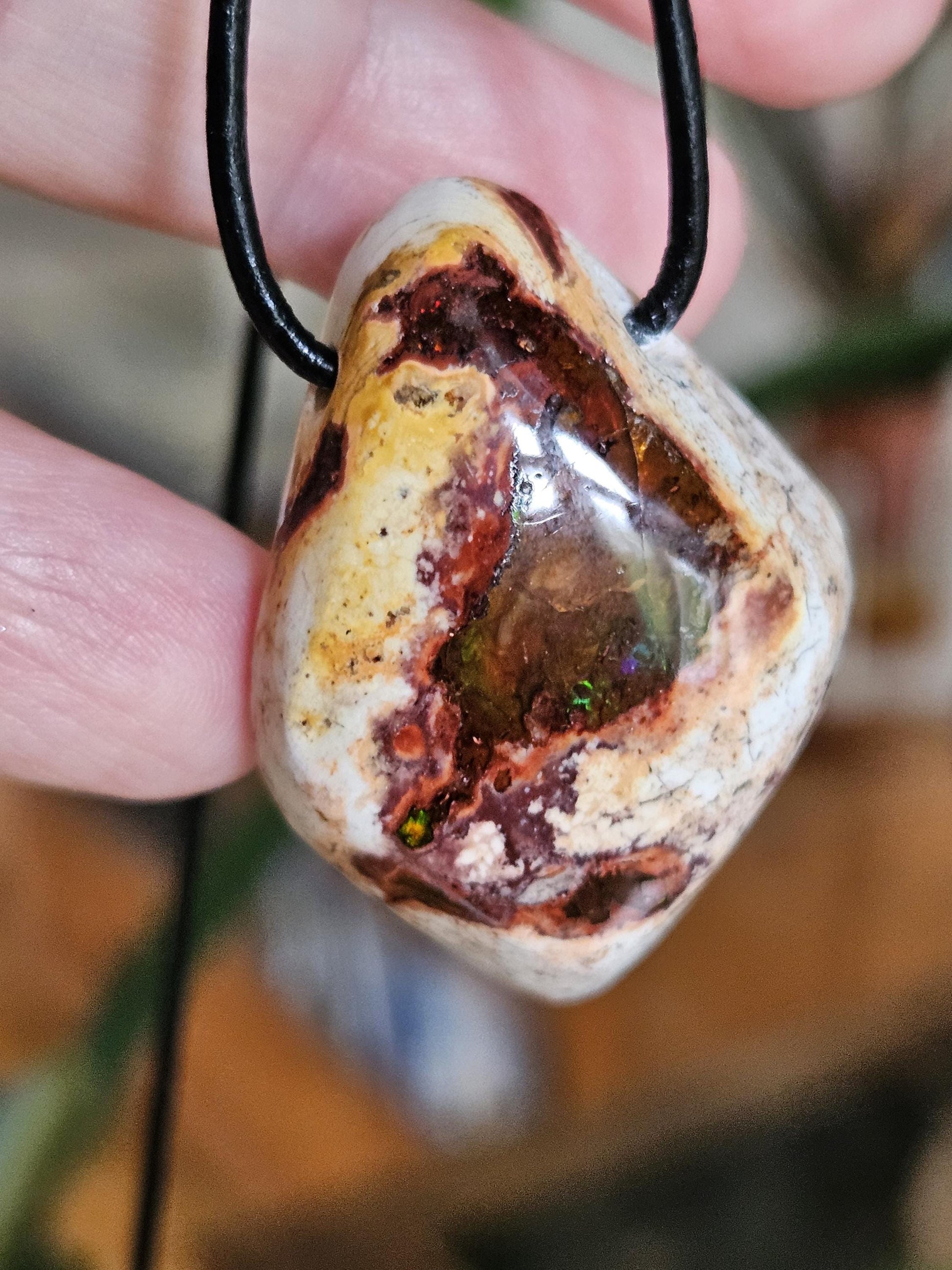 Magischer mexikanischer Feueropal Anhänger, 38 x 27 x 12 mm, gebohrt, an verstellbarem Lederband
