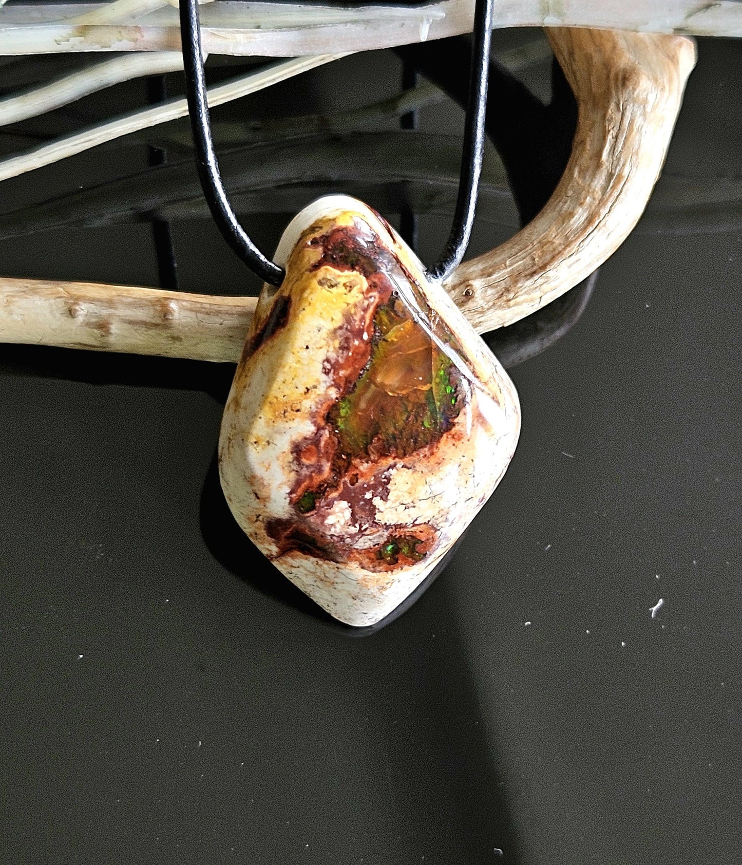 Magischer mexikanischer Feueropal Anhänger, 38 x 27 x 12 mm, gebohrt, an verstellbarem Lederband