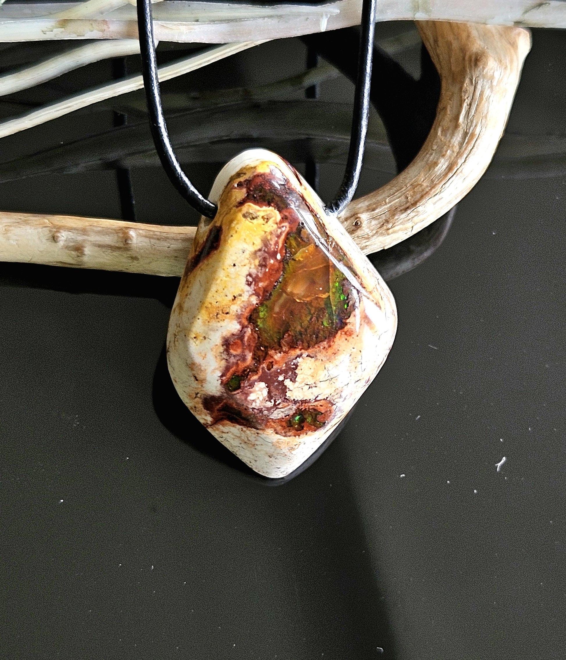 Magischer mexikanischer Feueropal Anhänger, 38 x 27 x 12 mm, gebohrt, an verstellbarem Lederband