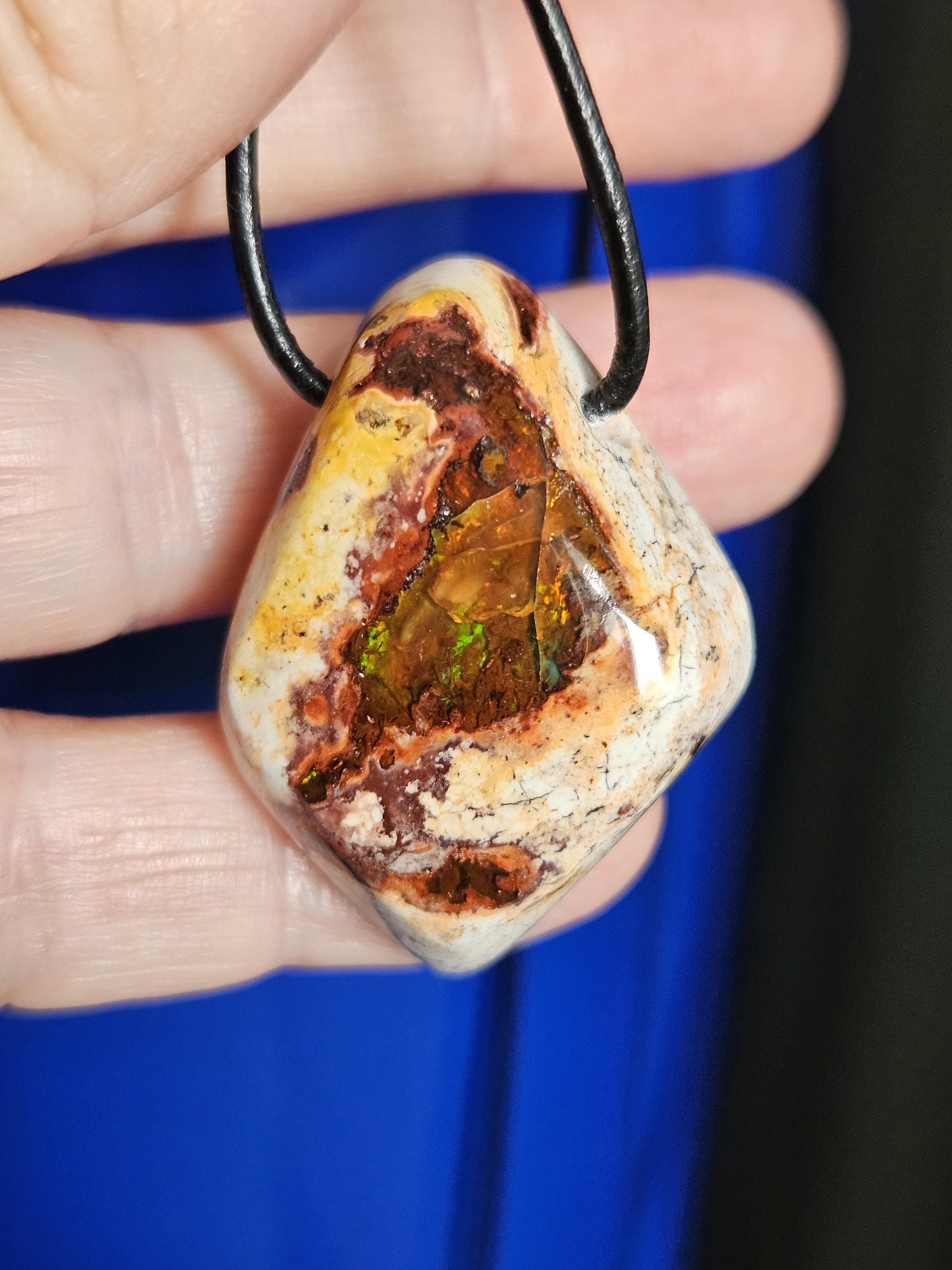 Magischer mexikanischer Feueropal Anhänger, 38 x 27 x 12 mm, gebohrt, an verstellbarem Lederband