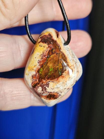 Magischer mexikanischer Feueropal Anhänger, 38 x 27 x 12 mm, gebohrt, an verstellbarem Lederband