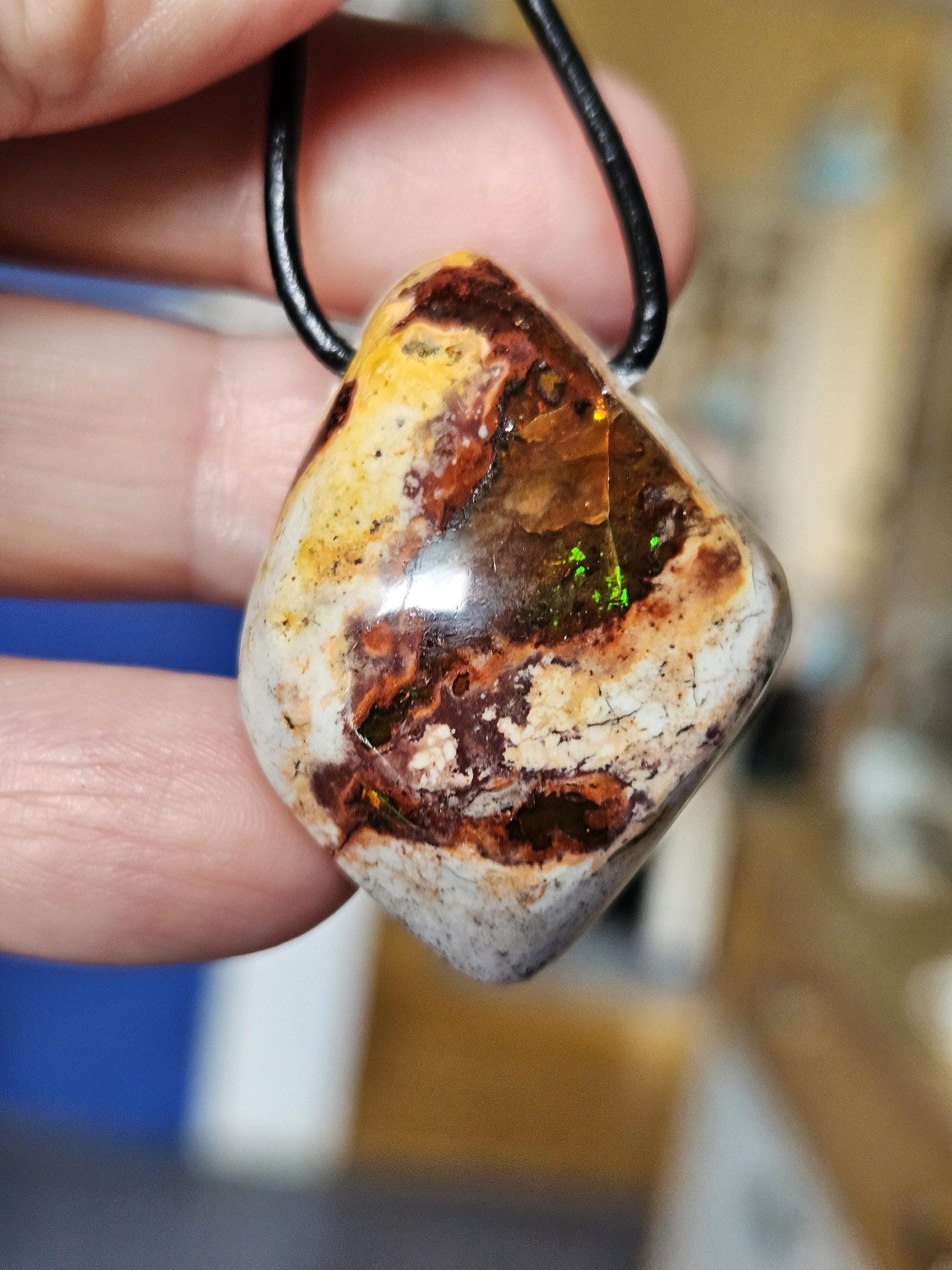 Magischer mexikanischer Feueropal Anhänger, 38 x 27 x 12 mm, gebohrt, an verstellbarem Lederband