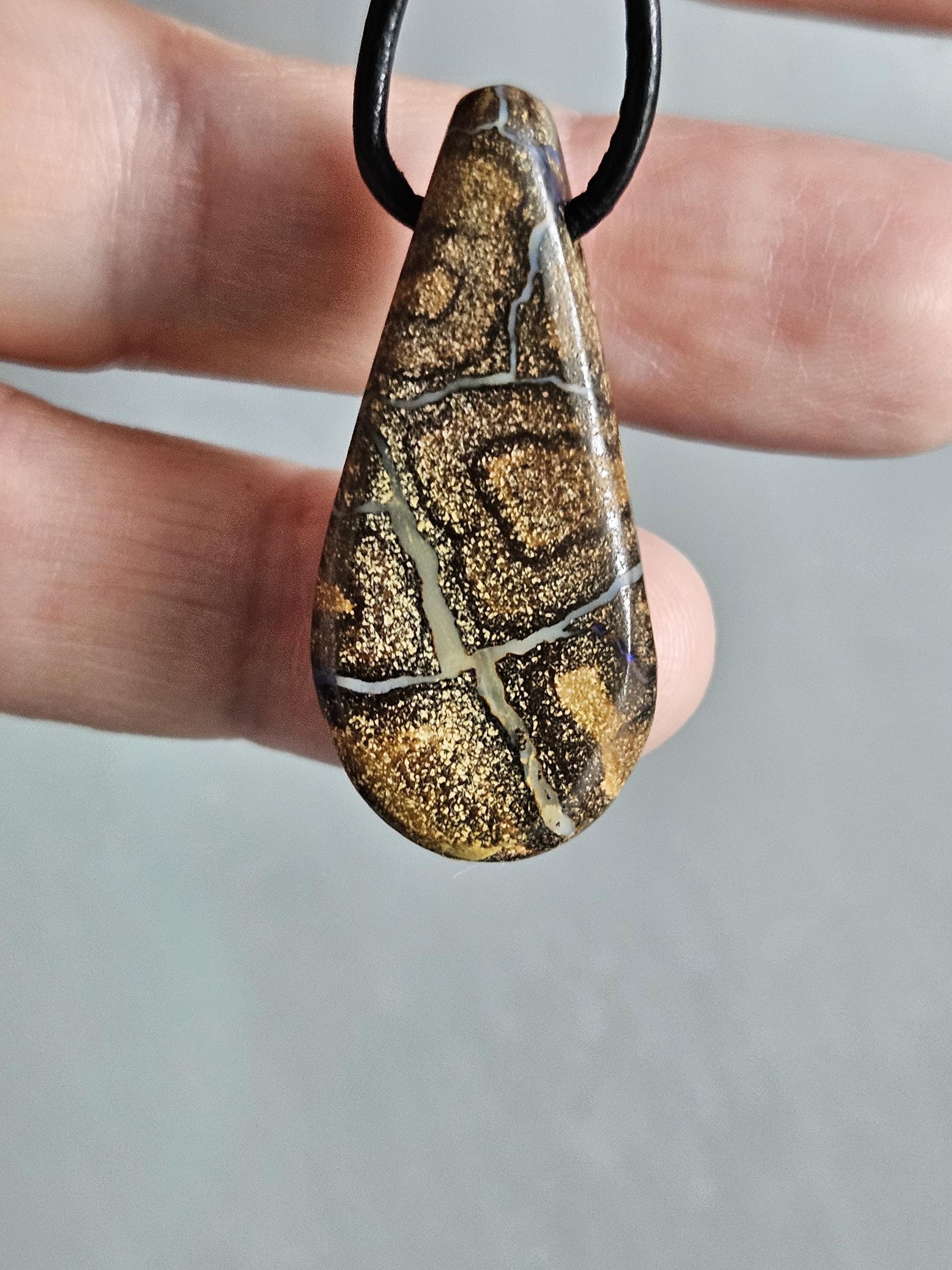 Boulder Opal Boulderopal Anhänger "Fluss des Lebens", 35 x 18 x 8 mm, gebohrt, an verstellbarem Lederband