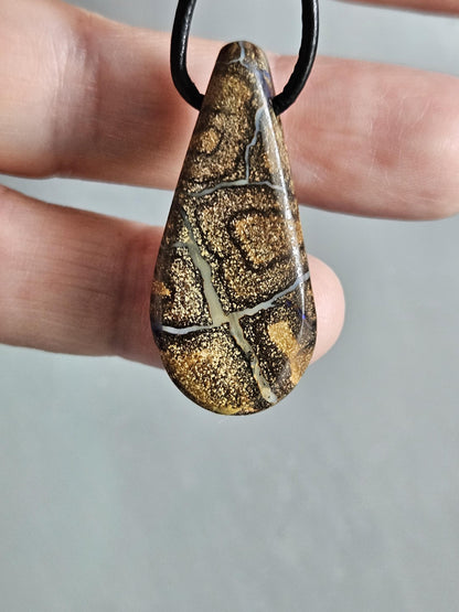 Boulder Opal Boulderopal Anhänger "Fluss des Lebens", 35 x 18 x 8 mm, gebohrt, an verstellbarem Lederband