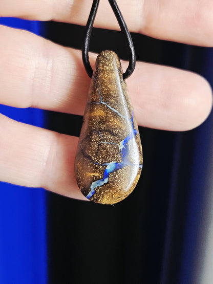 Boulder Opal Boulderopal Anhänger "Fluss des Lebens", 35 x 18 x 8 mm, gebohrt, an verstellbarem Lederband